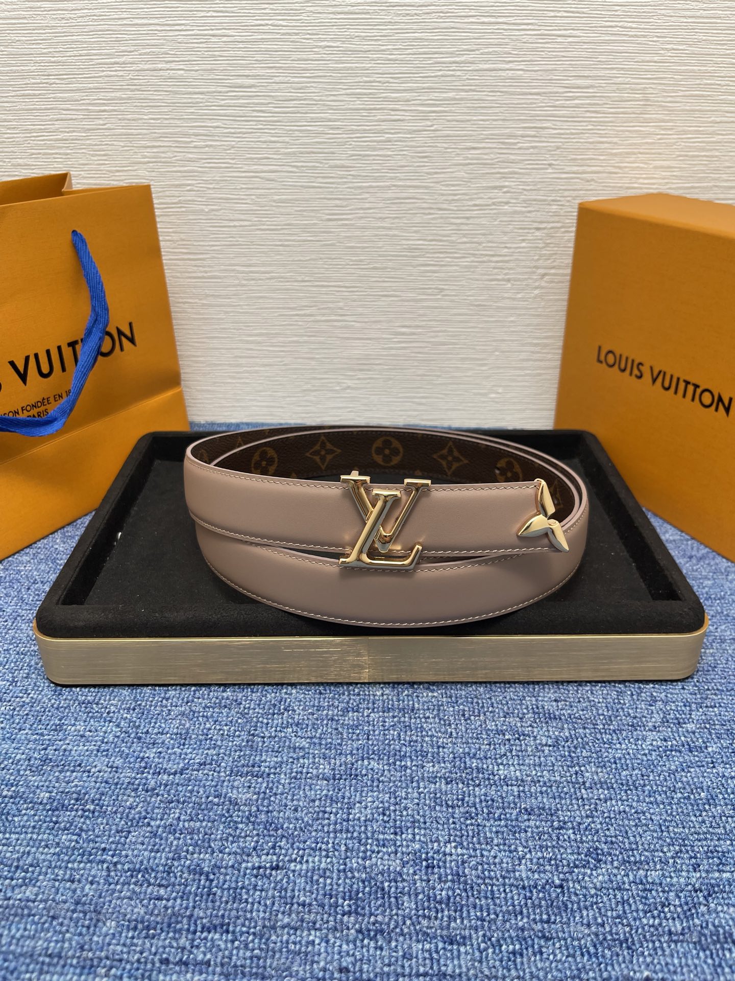 🔴 【品牌】LV  3．0cm 
🔴 【描述】这款饰有LV带扣的腰带配以水牛皮衬里，覆以Monogram