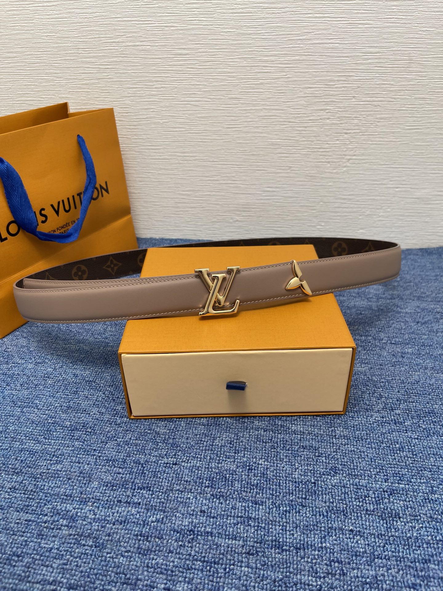 🔴 【品牌】LV  3．0cm 
🔴 【描述】这款饰有LV带扣的腰带配以水牛皮衬里，覆以Monogram