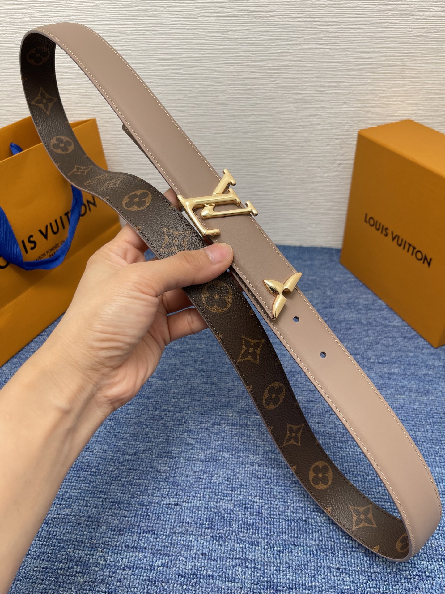 🔴 【品牌】LV  3．0cm 
🔴 【描述】这款饰有LV带扣的腰带配以水牛皮衬里，覆以Monogram
