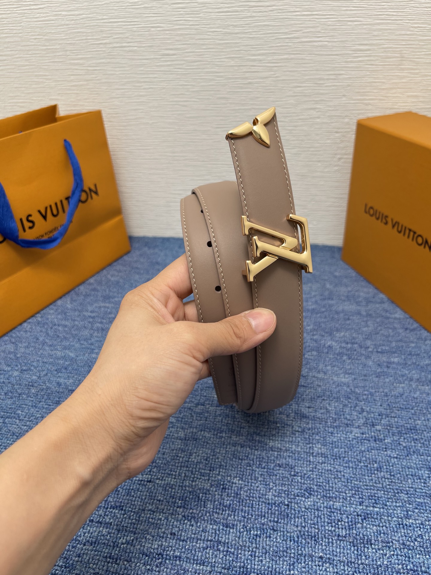 🔴 【品牌】LV  3．0cm 
🔴 【描述】这款饰有LV带扣的腰带配以水牛皮衬里，覆以Monogram