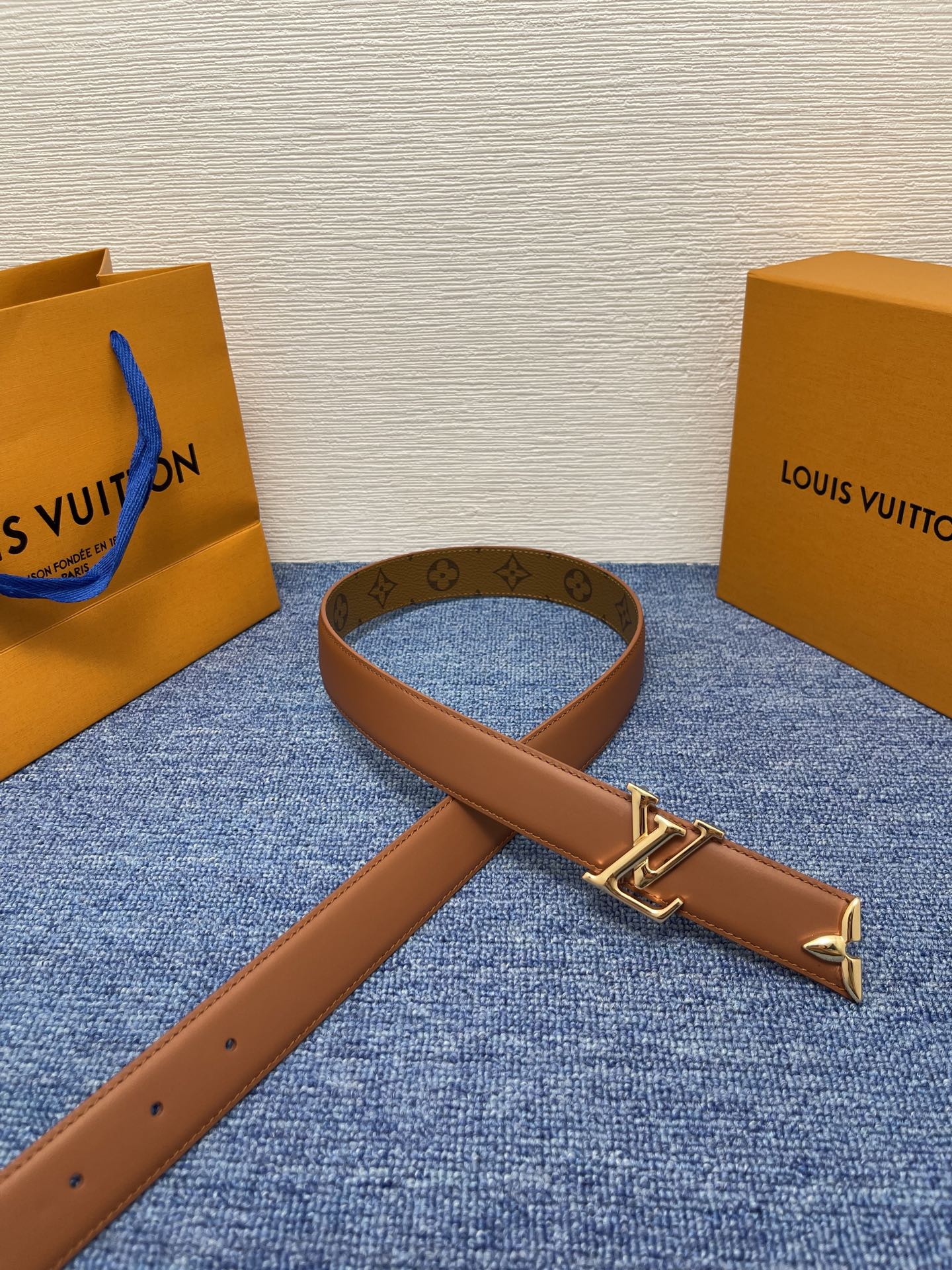 🔴 【品牌】LV  3．0cm 
🔴 【描述】这款饰有LV带扣的腰带配以水牛皮衬里，覆以Monogram