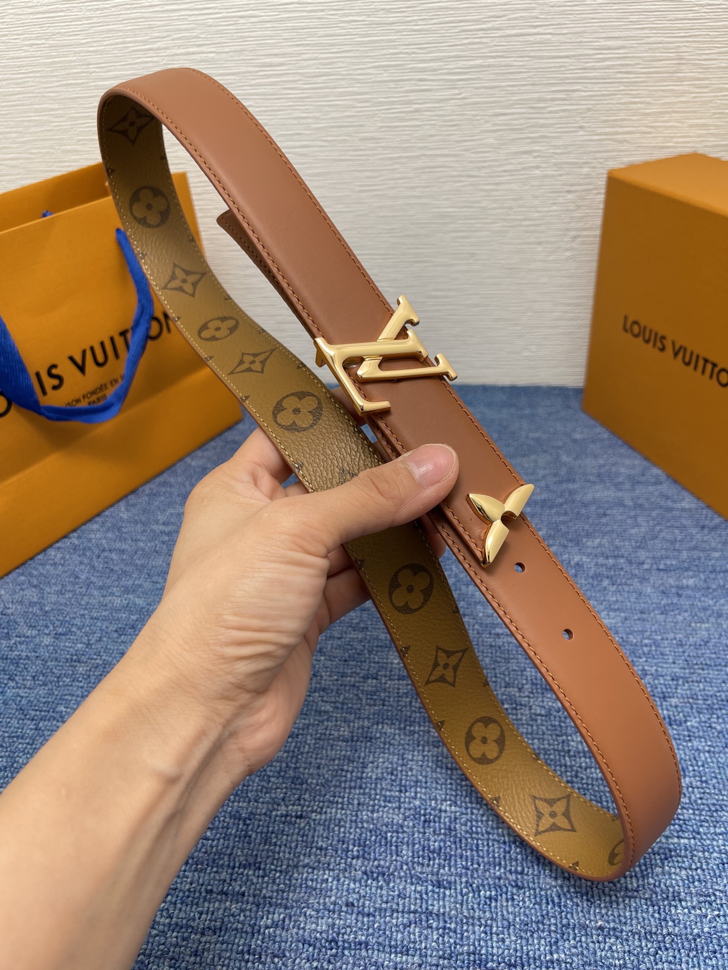 🔴 【品牌】LV  3．0cm 
🔴 【描述】这款饰有LV带扣的腰带配以水牛皮衬里，覆以Monogram