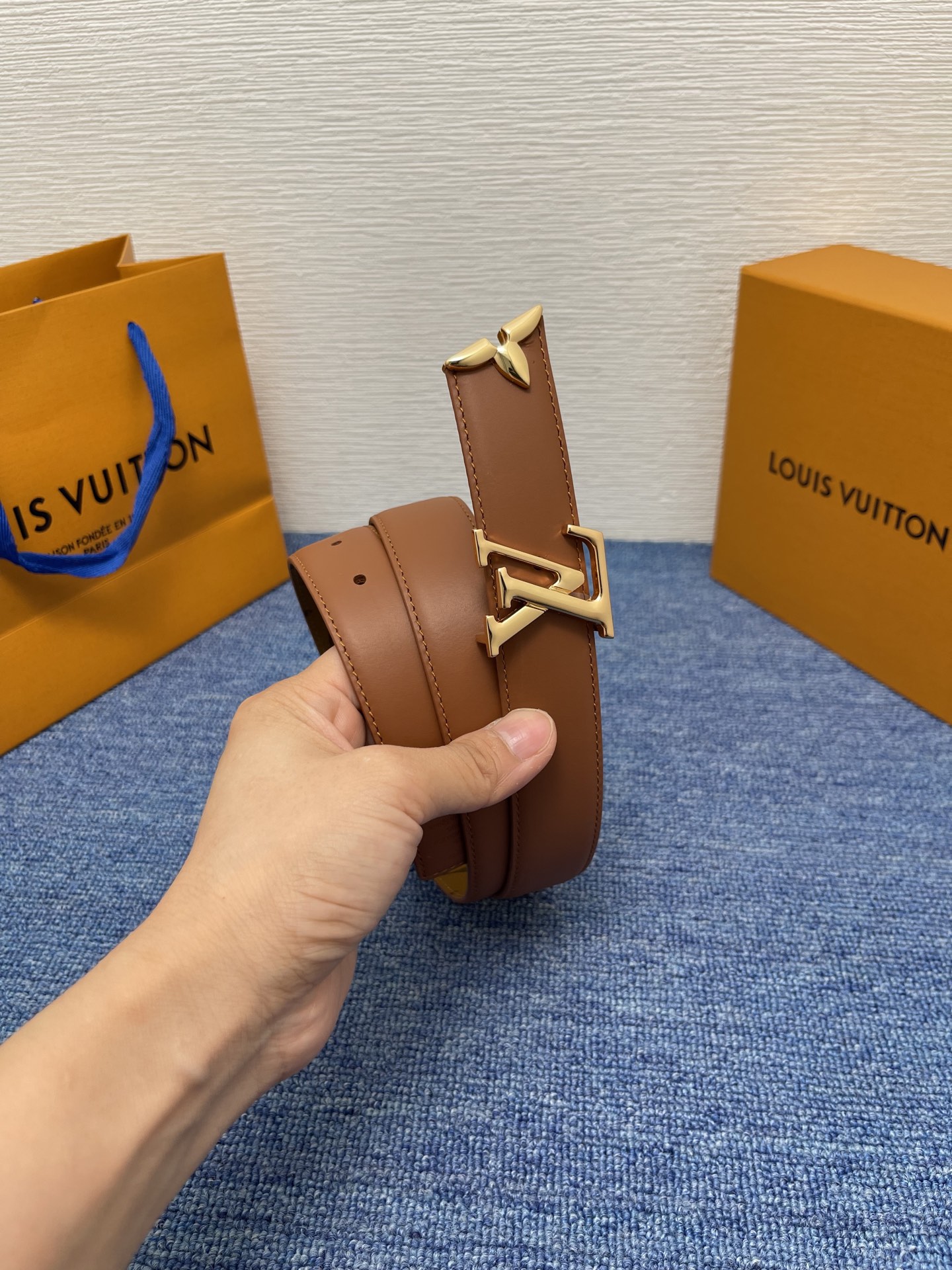 🔴 【品牌】LV  3．0cm 
🔴 【描述】这款饰有LV带扣的腰带配以水牛皮衬里，覆以Monogram