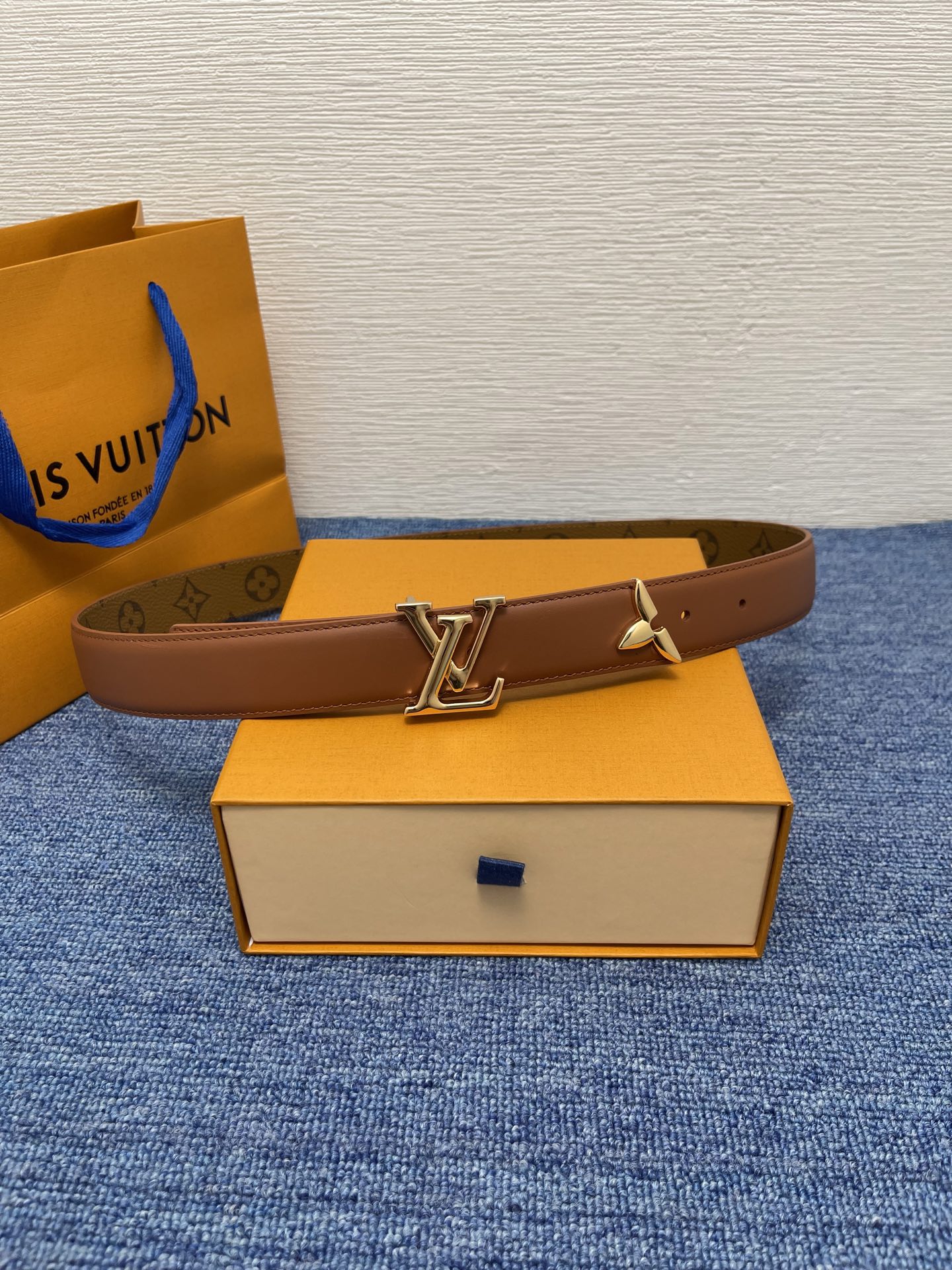 🔴 【品牌】LV  3．0cm 
🔴 【描述】这款饰有LV带扣的腰带配以水牛皮衬里，覆以Monogram