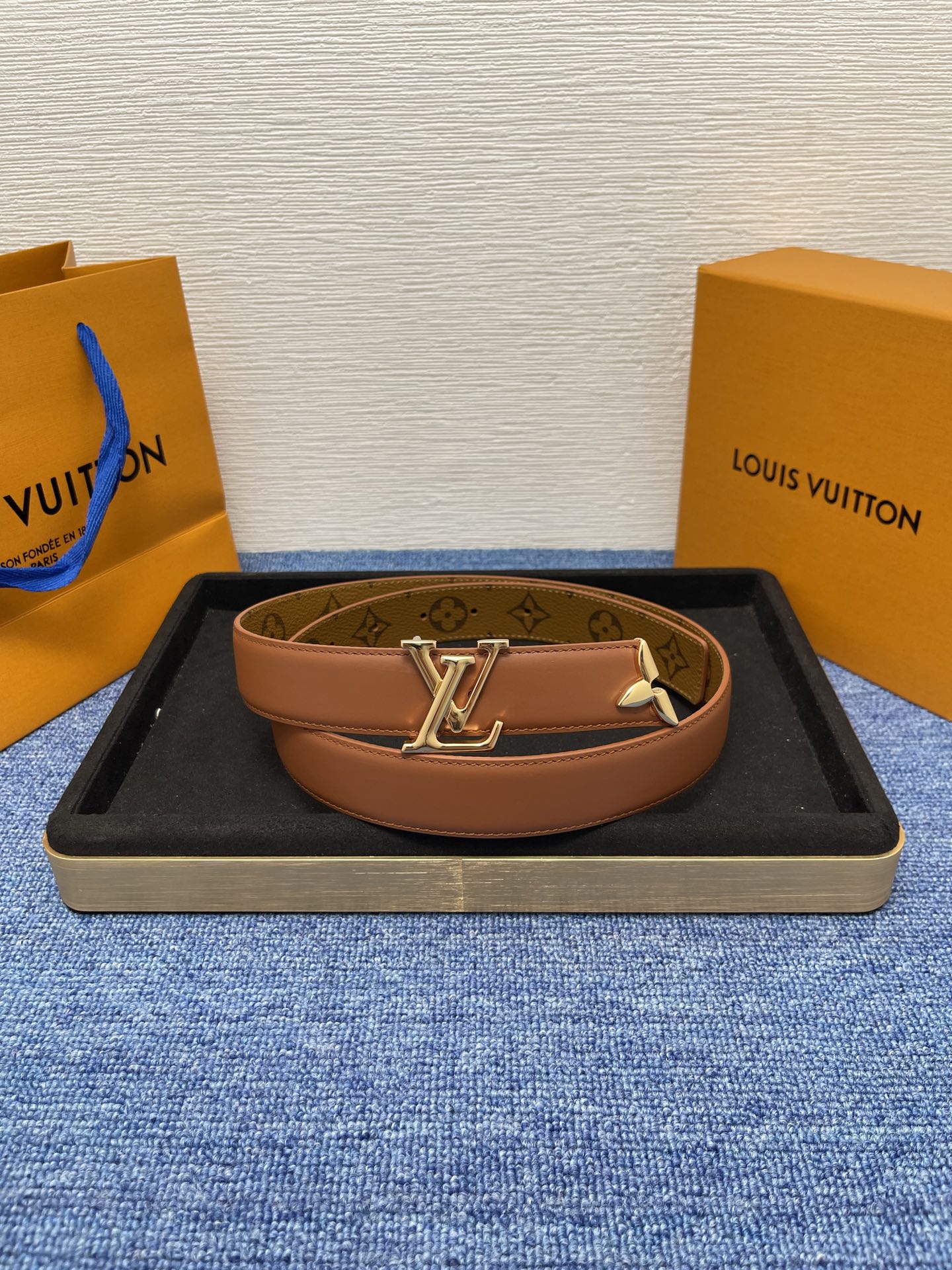 🔴 【品牌】LV  3．0cm 
🔴 【描述】这款饰有LV带扣的腰带配以水牛皮衬里，覆以Monogram