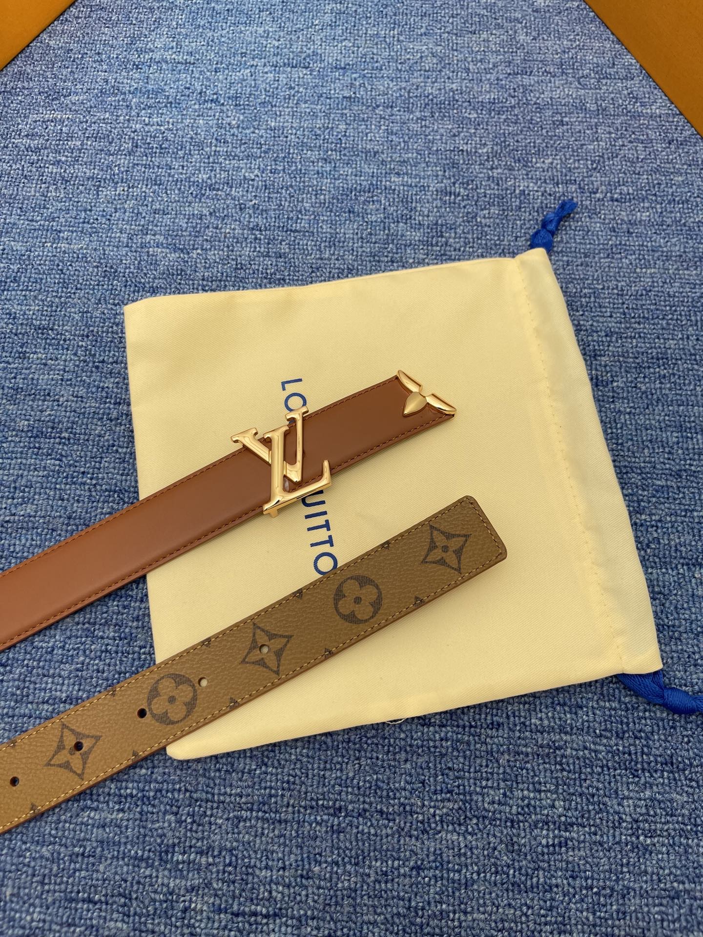 🔴 【品牌】LV  3．0cm 
🔴 【描述】这款饰有LV带扣的腰带配以水牛皮衬里，覆以Monogram