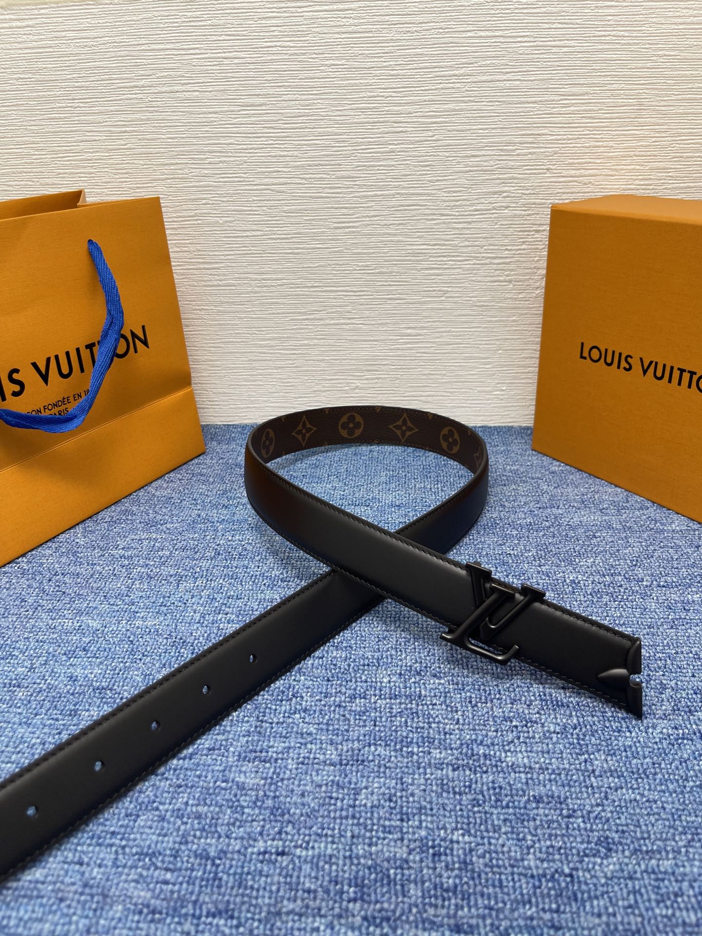 🔴 【品牌】LV  3．0cm 
🔴 【描述】这款饰有LV带扣的腰带配以水牛皮衬里，覆以Monogram