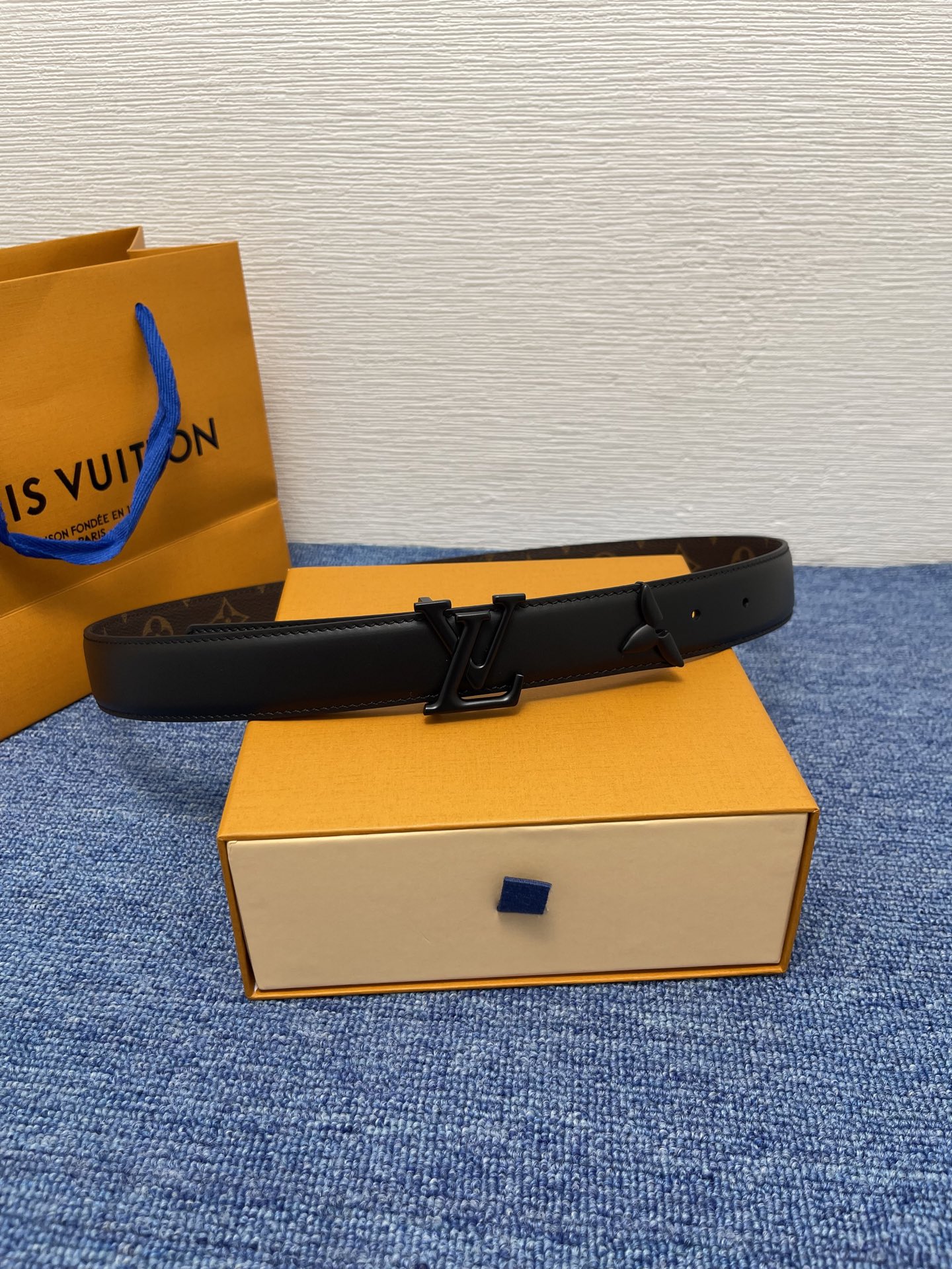 🔴 【品牌】LV  3．0cm 
🔴 【描述】这款饰有LV带扣的腰带配以水牛皮衬里，覆以Monogram