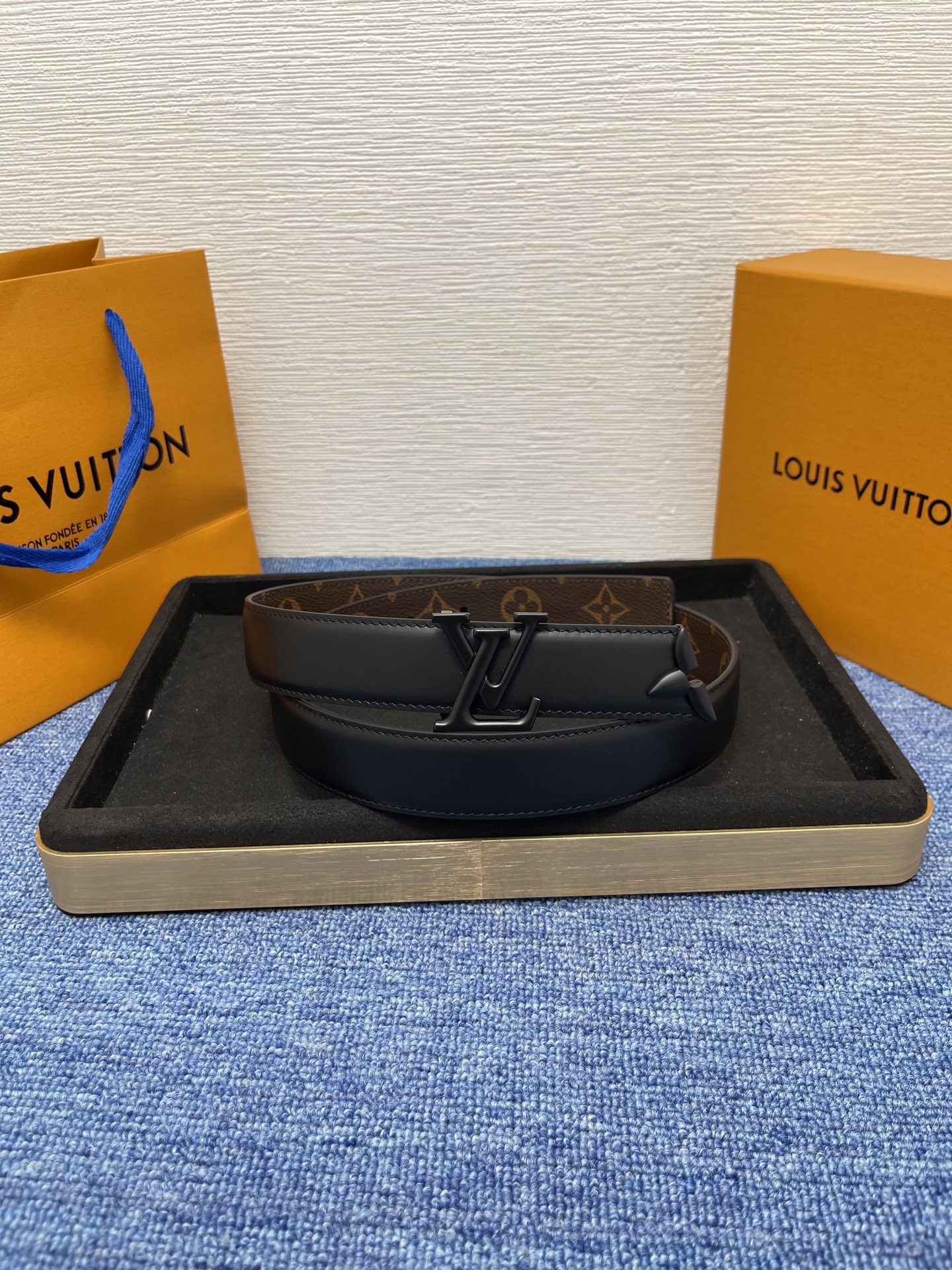 🔴 【品牌】LV  3．0cm 
🔴 【描述】这款饰有LV带扣的腰带配以水牛皮衬里，覆以Monogram