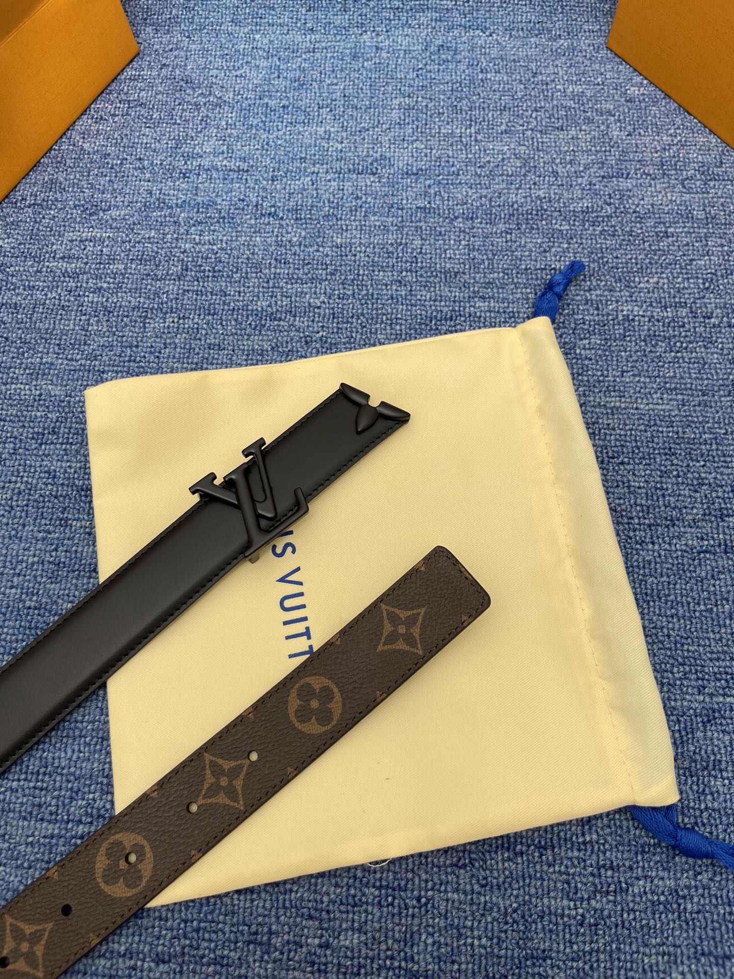 🔴 【品牌】LV  3．0cm 
🔴 【描述】这款饰有LV带扣的腰带配以水牛皮衬里，覆以Monogram