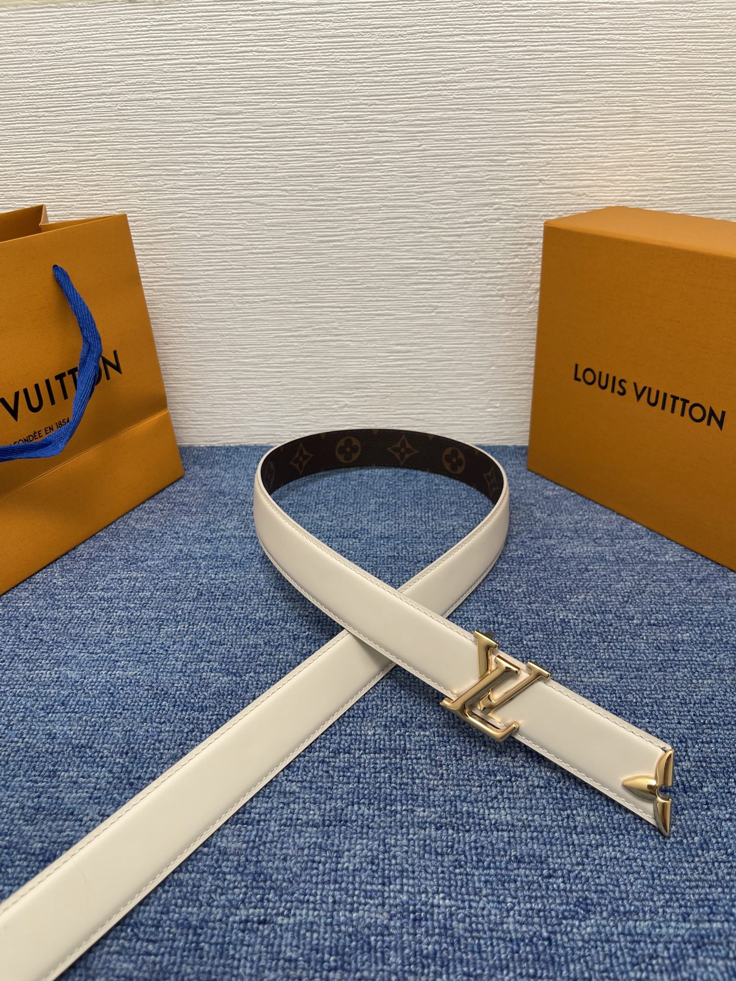🔴 【品牌】LV  3．0cm 
🔴 【描述】这款饰有LV带扣的腰带配以水牛皮衬里，覆以Monogram