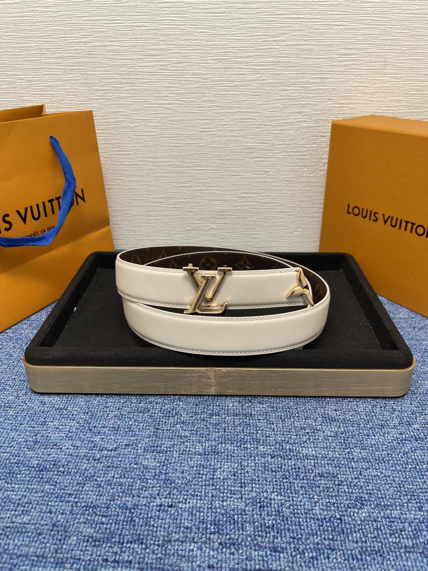 🔴 【品牌】LV  3．0cm 
🔴 【描述】这款饰有LV带扣的腰带配以水牛皮衬里，覆以Monogram