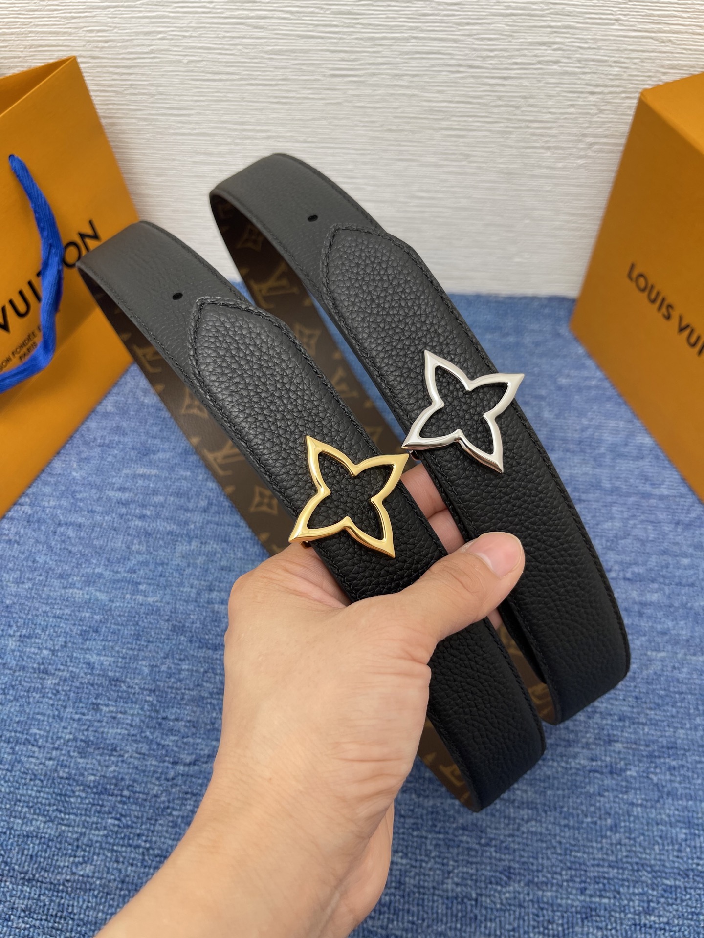 🔴 【品牌】LV  3．5cm 
🔴 【描述】这款饰有LV带扣的腰带配以水牛皮衬里，覆以Monogram