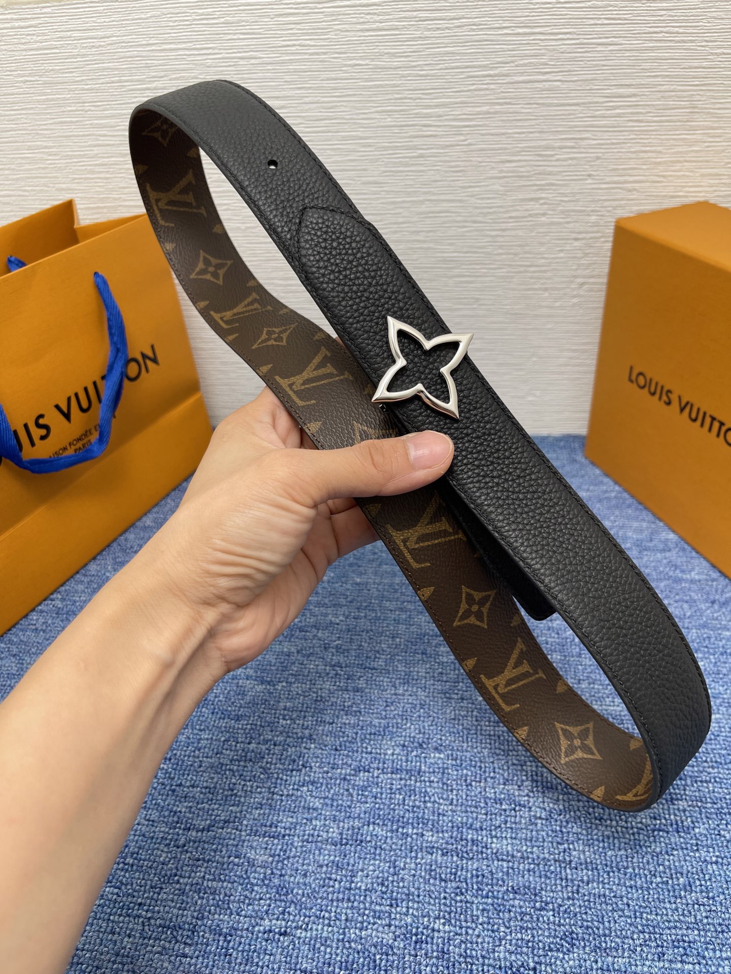 🔴 【品牌】LV  3．5cm 
🔴 【描述】这款饰有LV带扣的腰带配以水牛皮衬里，覆以Monogram
