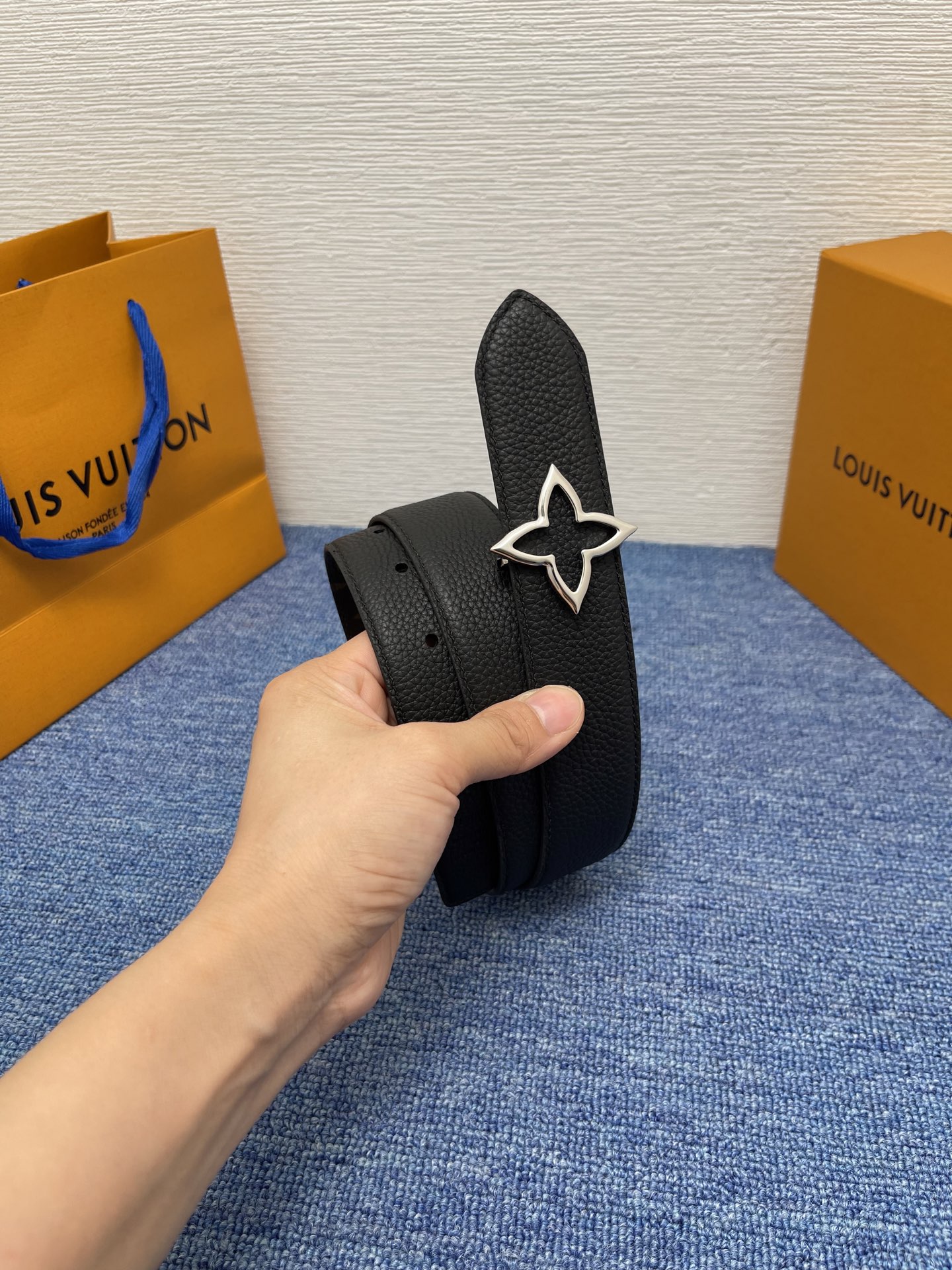 🔴 【品牌】LV  3．5cm 
🔴 【描述】这款饰有LV带扣的腰带配以水牛皮衬里，覆以Monogram