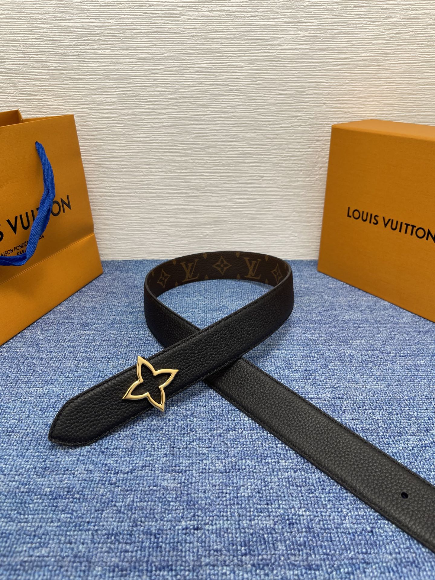 🔴 【品牌】LV  3．5cm 
🔴 【描述】这款饰有LV带扣的腰带配以水牛皮衬里，覆以Monogram