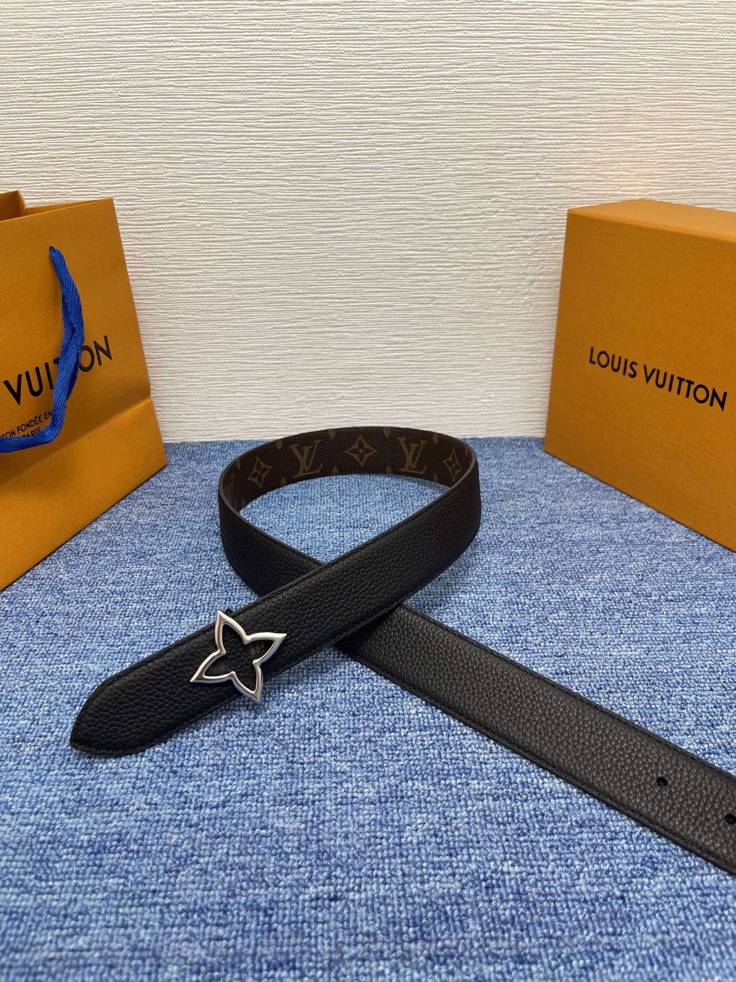 🔴 【品牌】LV  3．5cm 
🔴 【描述】这款饰有LV带扣的腰带配以水牛皮衬里，覆以Monogram