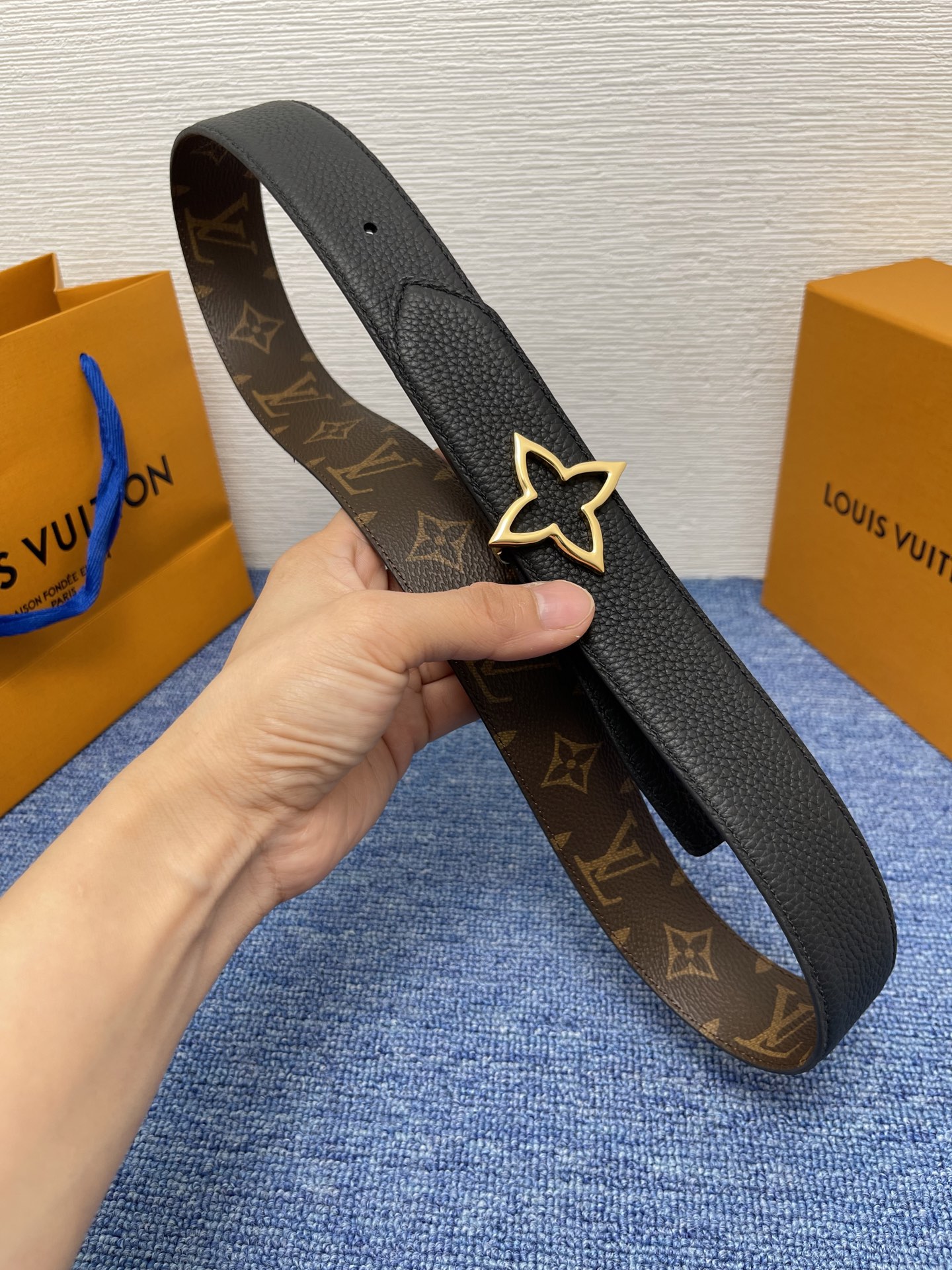 🔴 【品牌】LV  3．5cm 
🔴 【描述】这款饰有LV带扣的腰带配以水牛皮衬里，覆以Monogram