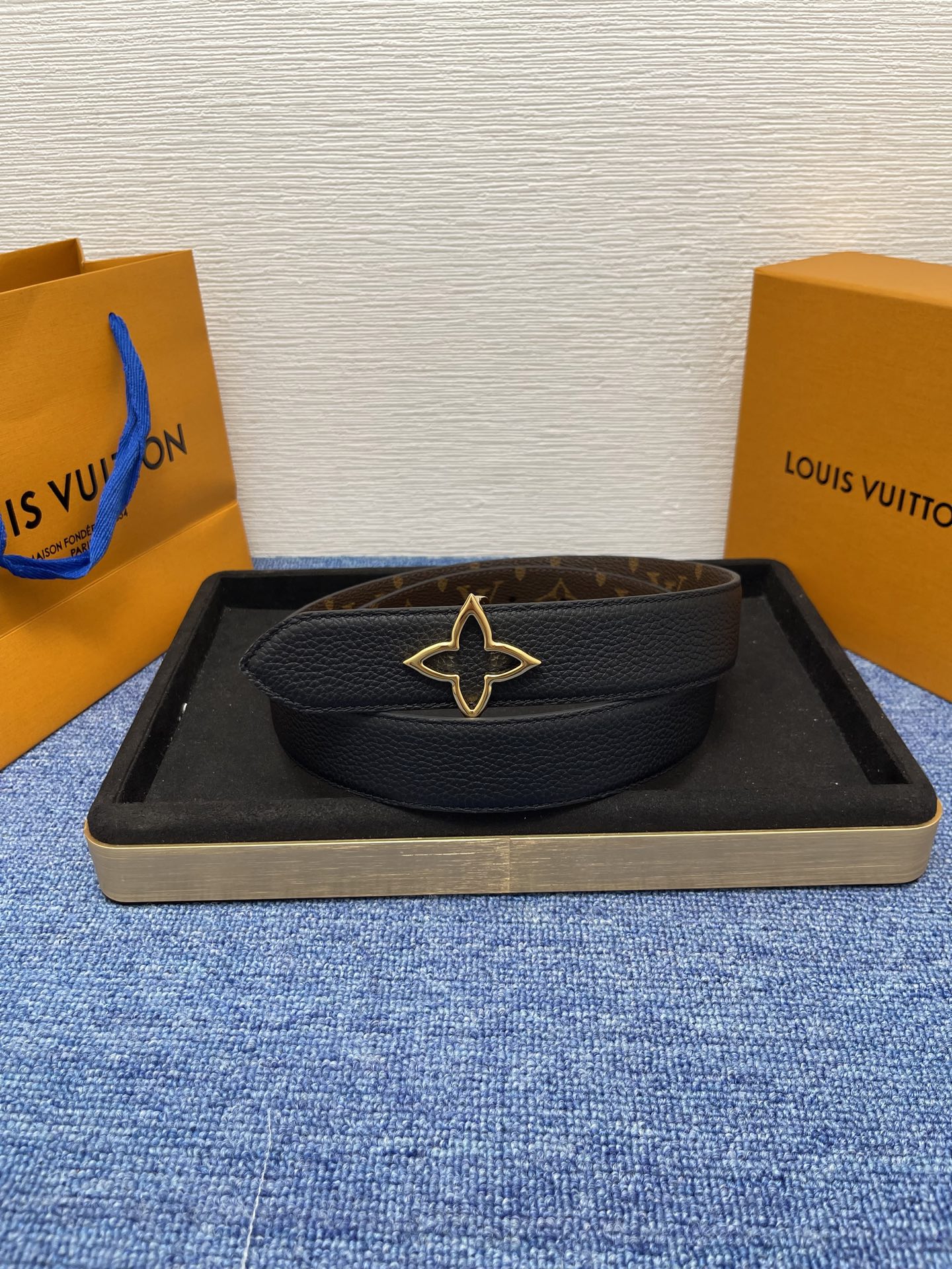🔴 【品牌】LV  3．5cm 
🔴 【描述】这款饰有LV带扣的腰带配以水牛皮衬里，覆以Monogram