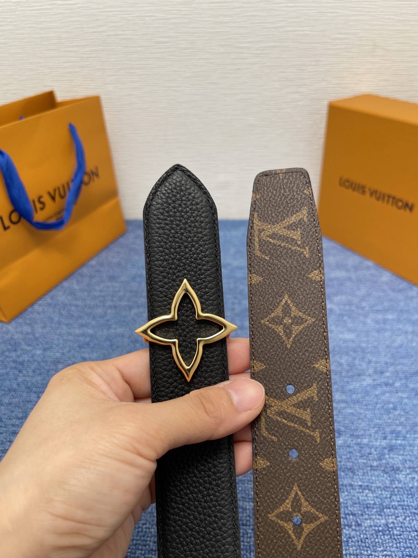 🔴 【品牌】LV  3．5cm 
🔴 【描述】这款饰有LV带扣的腰带配以水牛皮衬里，覆以Monogram