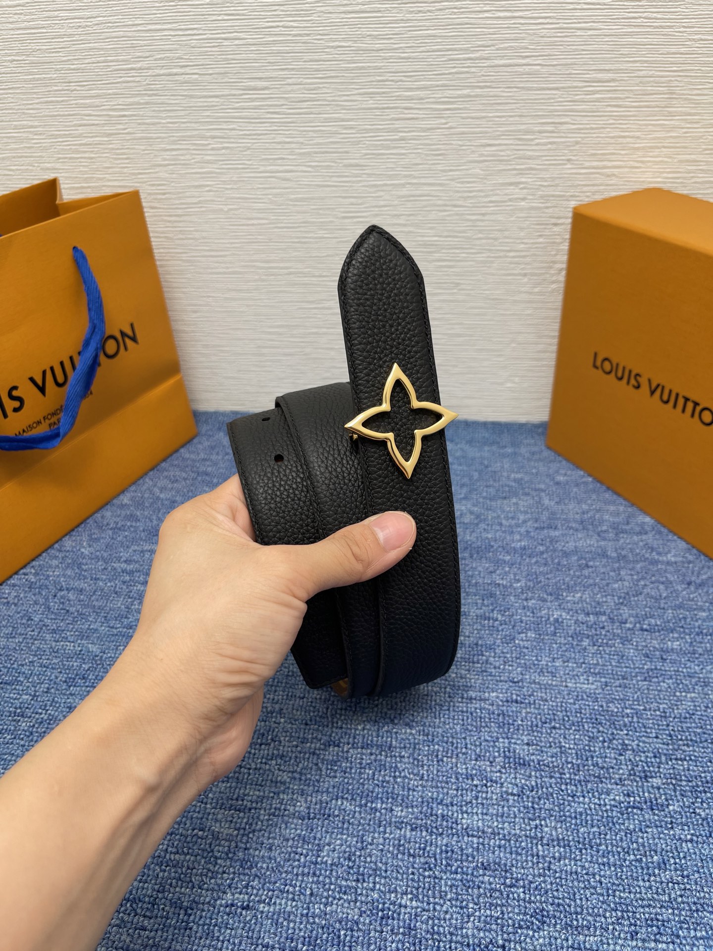 🔴 【品牌】LV  3．5cm 
🔴 【描述】这款饰有LV带扣的腰带配以水牛皮衬里，覆以Monogram