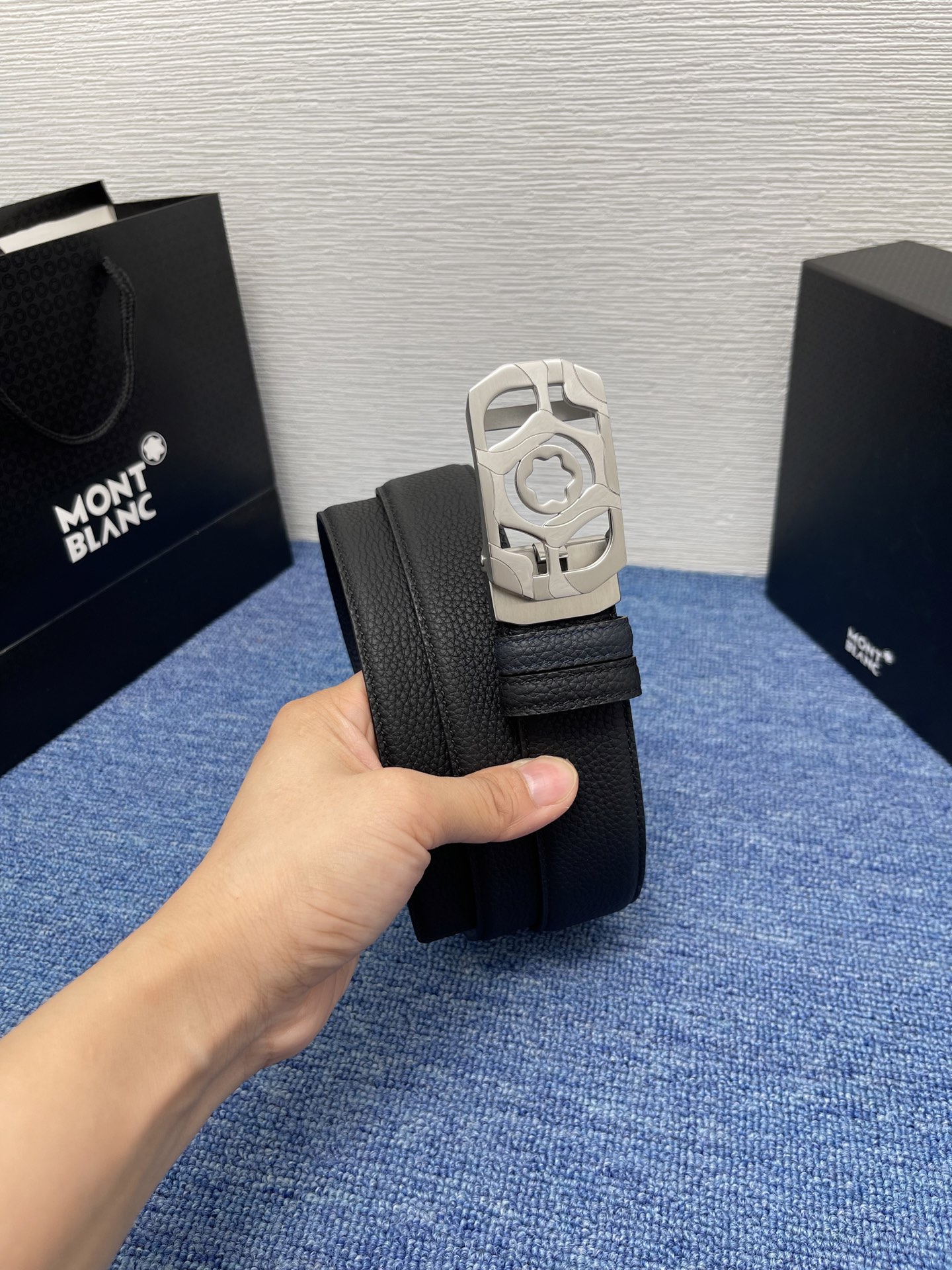  品牌：【万宝龙】 Montblanc家持续其一贯的高雅、绅士、精致的风格，进口小牛皮，手感细腻柔软。纯