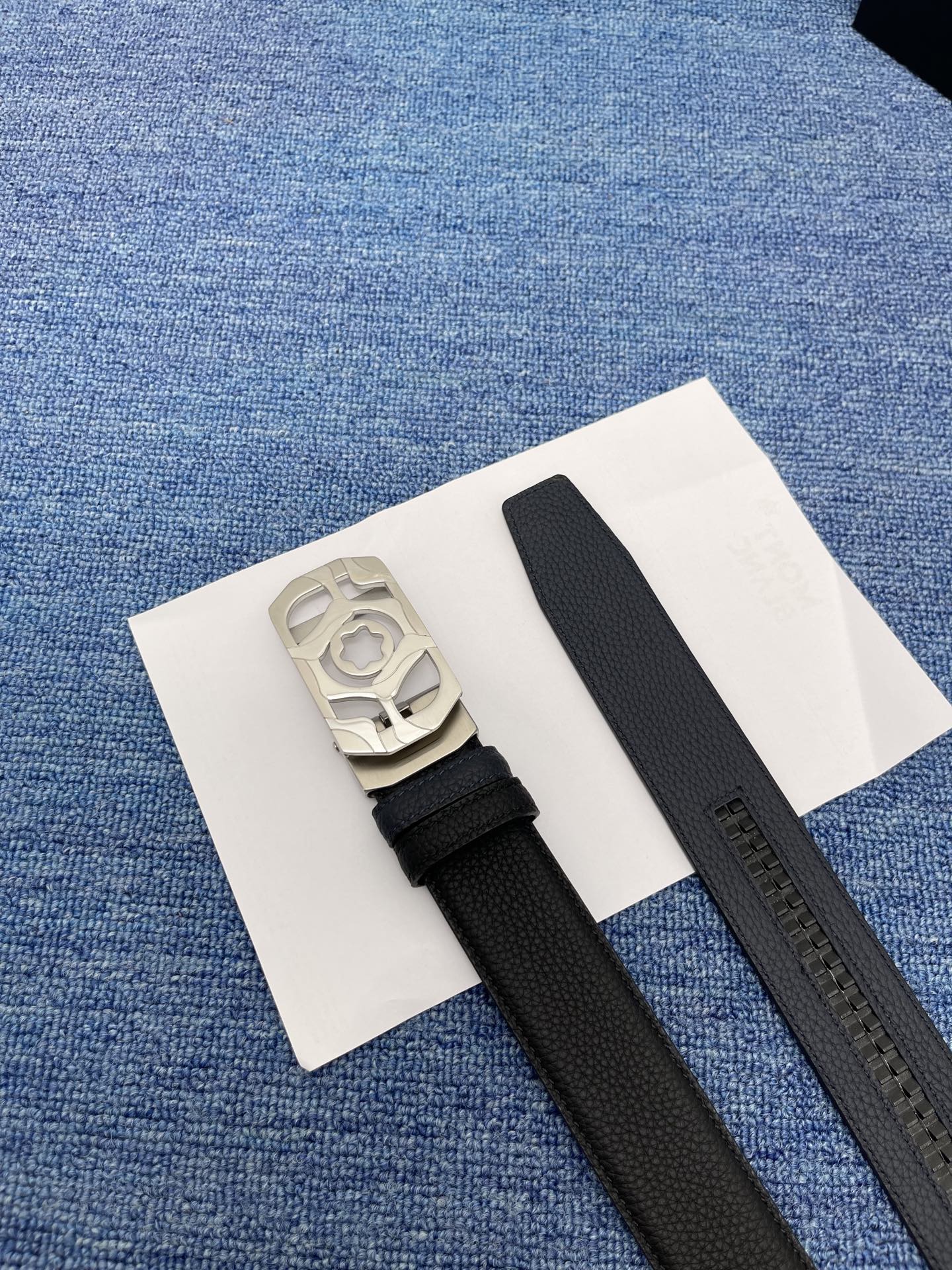  品牌：【万宝龙】 Montblanc家持续其一贯的高雅、绅士、精致的风格，进口小牛皮，手感细腻柔软。纯