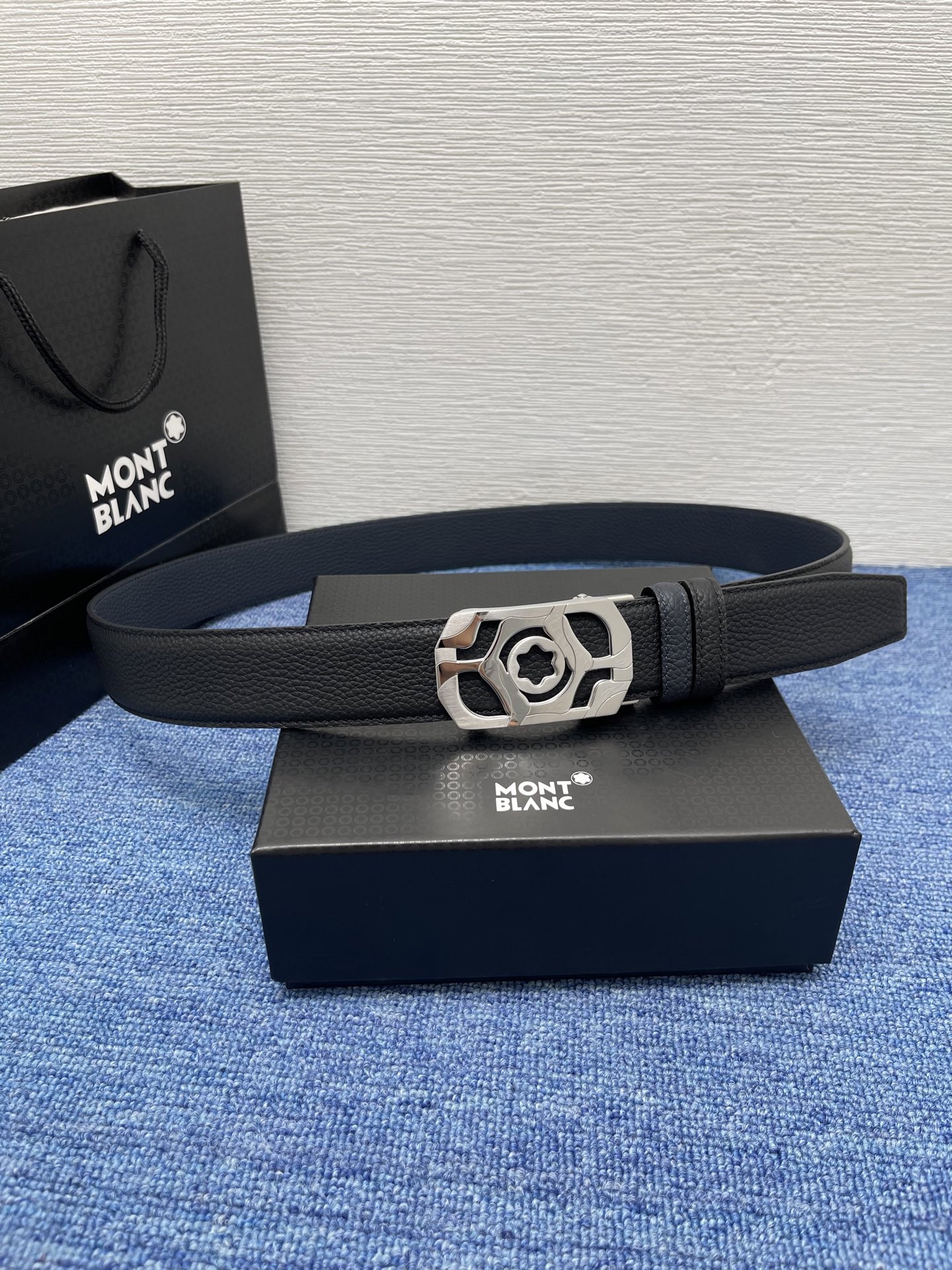  品牌：【万宝龙】 Montblanc家持续其一贯的高雅、绅士、精致的风格，进口小牛皮，手感细腻柔软。纯
