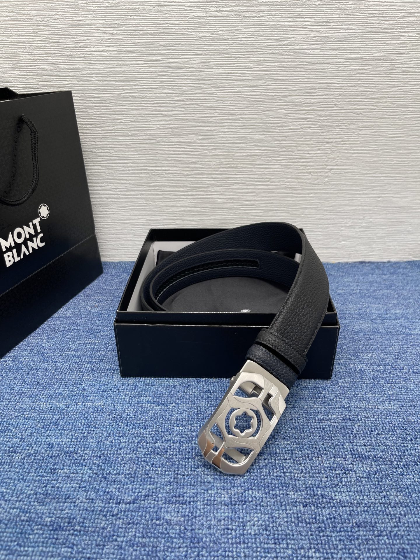  品牌：【万宝龙】 Montblanc家持续其一贯的高雅、绅士、精致的风格，进口小牛皮，手感细腻柔软。纯