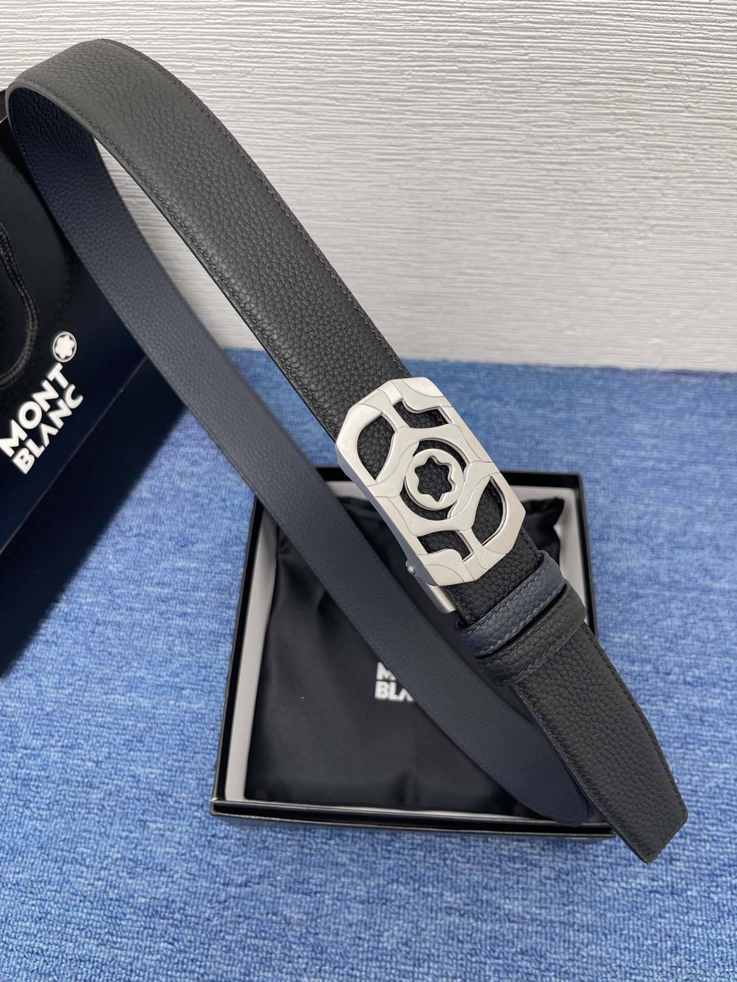  品牌：【万宝龙】 Montblanc家持续其一贯的高雅、绅士、精致的风格，进口小牛皮，手感细腻柔软。纯