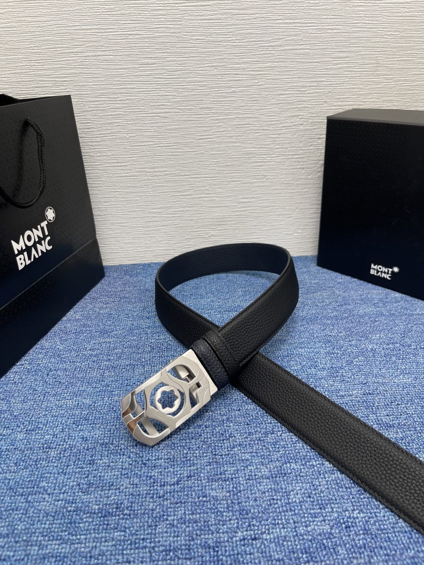  品牌：【万宝龙】 Montblanc家持续其一贯的高雅、绅士、精致的风格，进口小牛皮，手感细腻柔软。纯