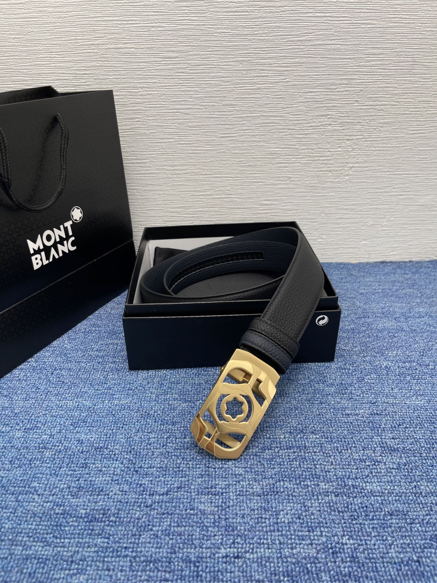  品牌：【万宝龙】 Montblanc家持续其一贯的高雅、绅士、精致的风格，进口小牛皮，手感细腻柔软。纯