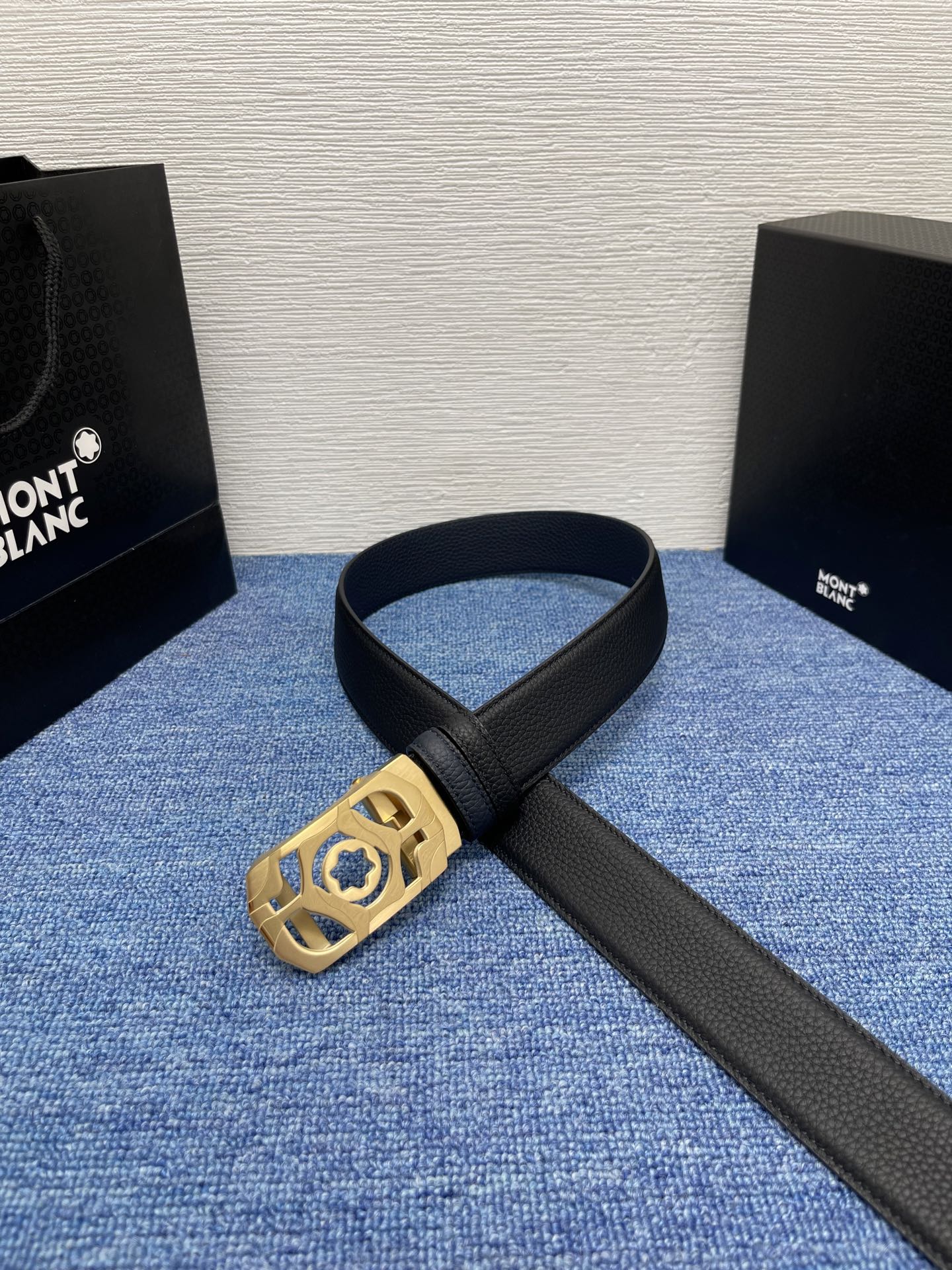  品牌：【万宝龙】 Montblanc家持续其一贯的高雅、绅士、精致的风格，进口小牛皮，手感细腻柔软。纯