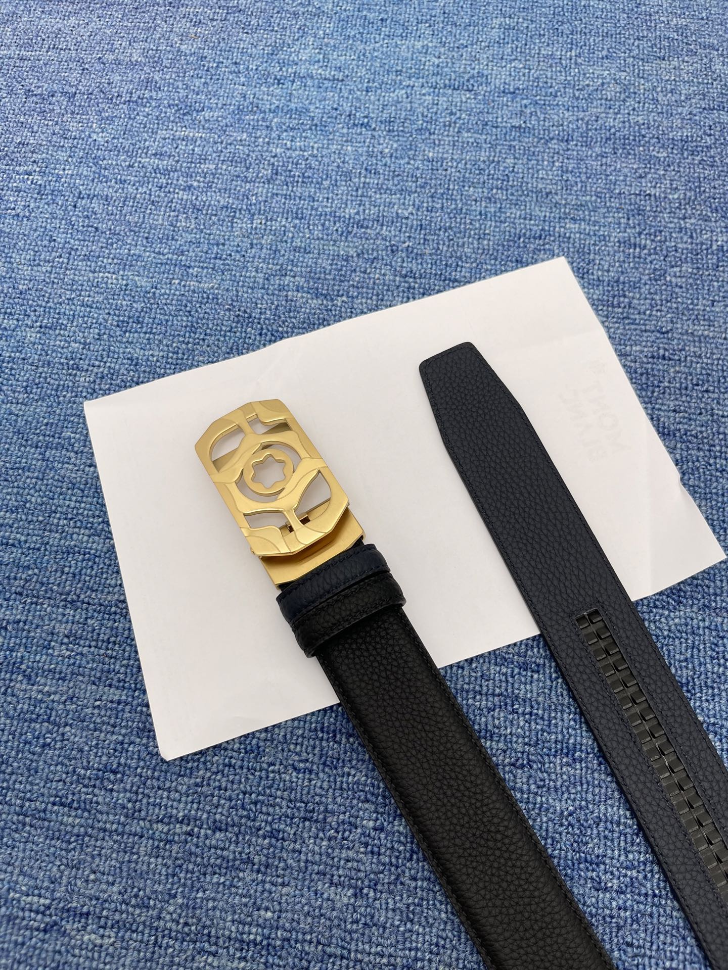  品牌：【万宝龙】 Montblanc家持续其一贯的高雅、绅士、精致的风格，进口小牛皮，手感细腻柔软。纯