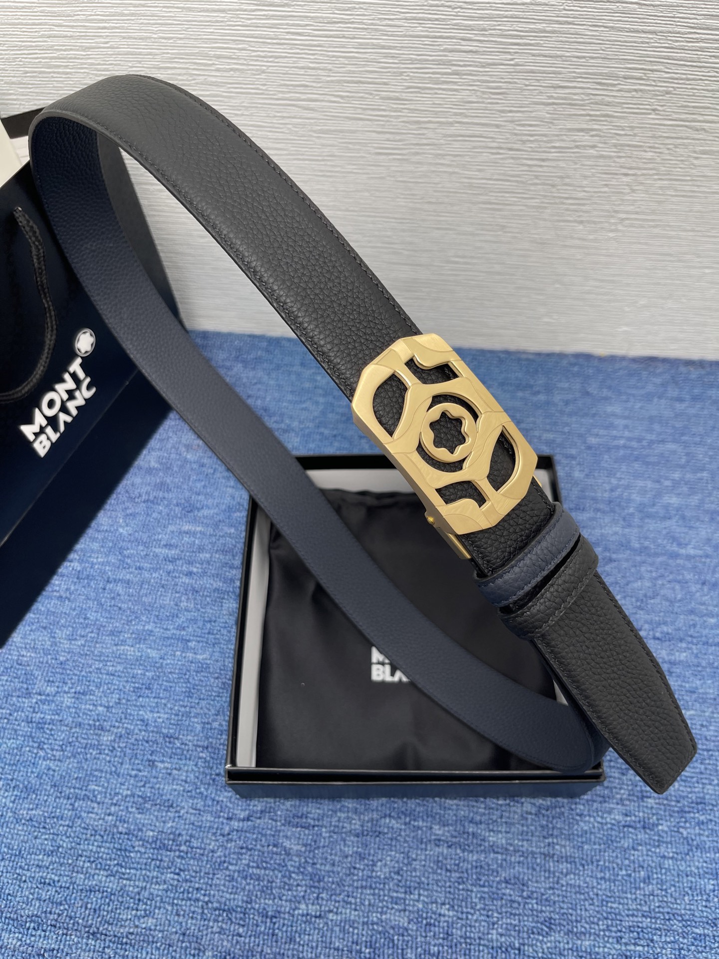  品牌：【万宝龙】 Montblanc家持续其一贯的高雅、绅士、精致的风格，进口小牛皮，手感细腻柔软。纯
