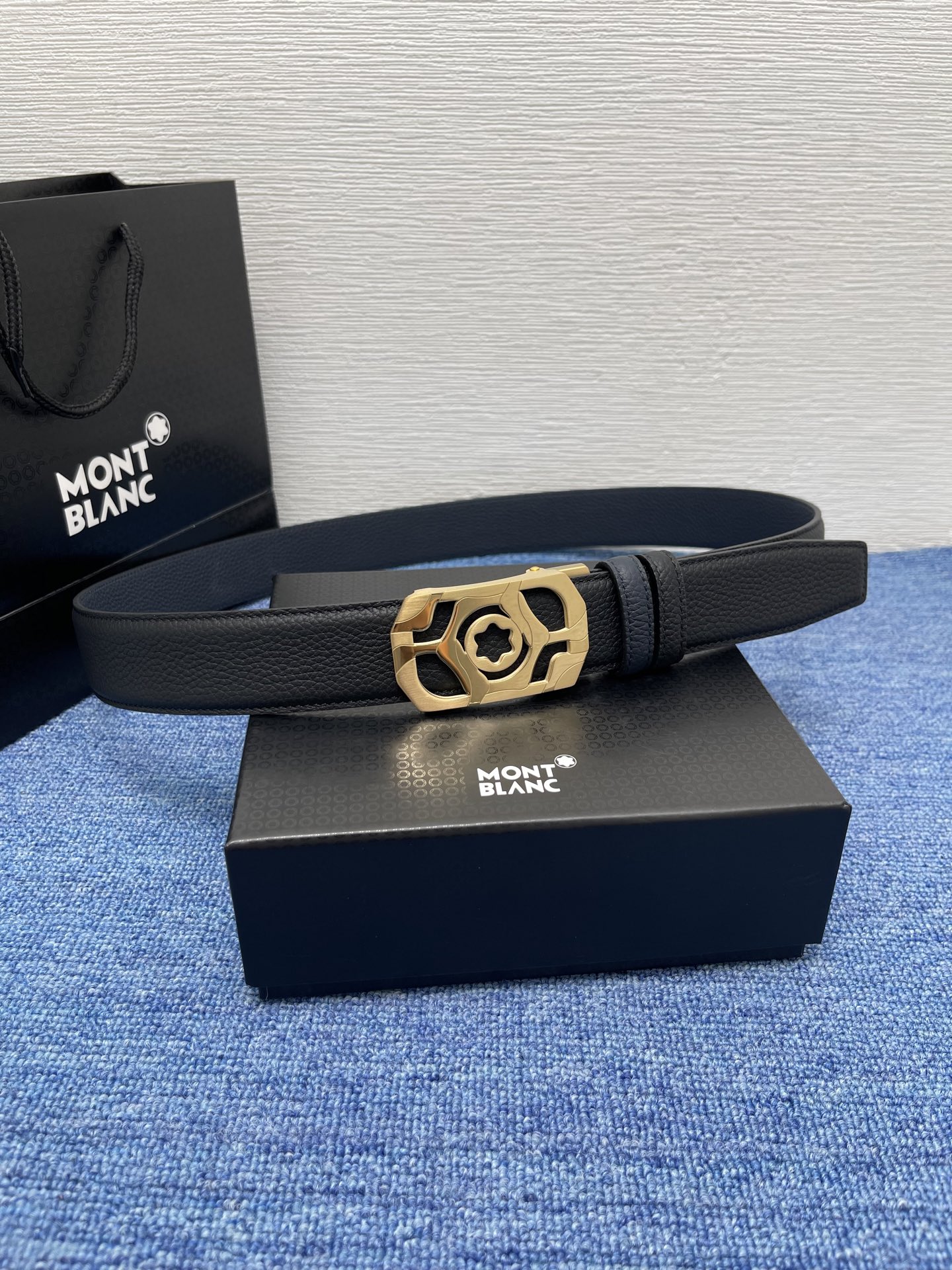  品牌：【万宝龙】 Montblanc家持续其一贯的高雅、绅士、精致的风格，进口小牛皮，手感细腻柔软。纯