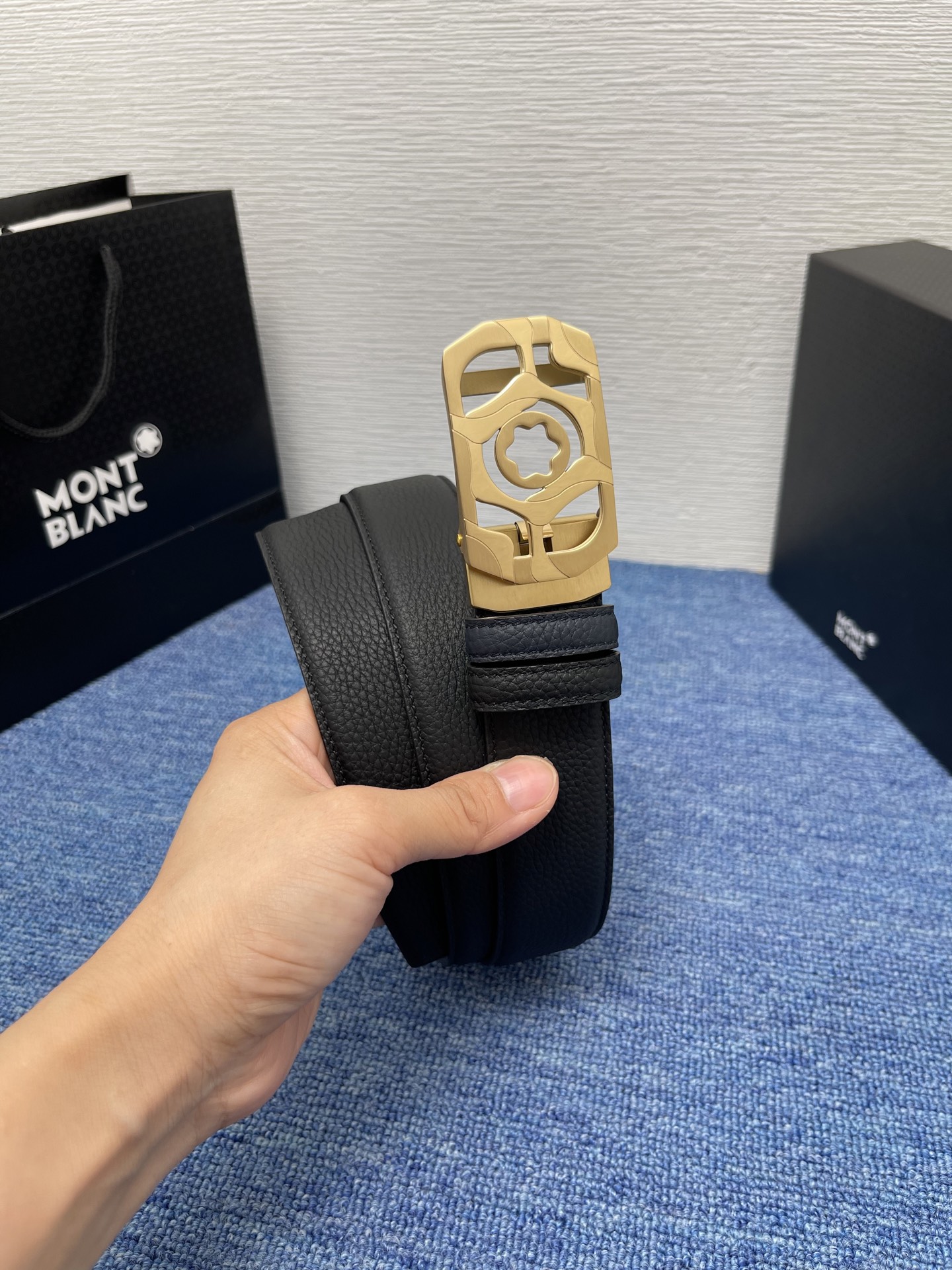  品牌：【万宝龙】 Montblanc家持续其一贯的高雅、绅士、精致的风格，进口小牛皮，手感细腻柔软。纯