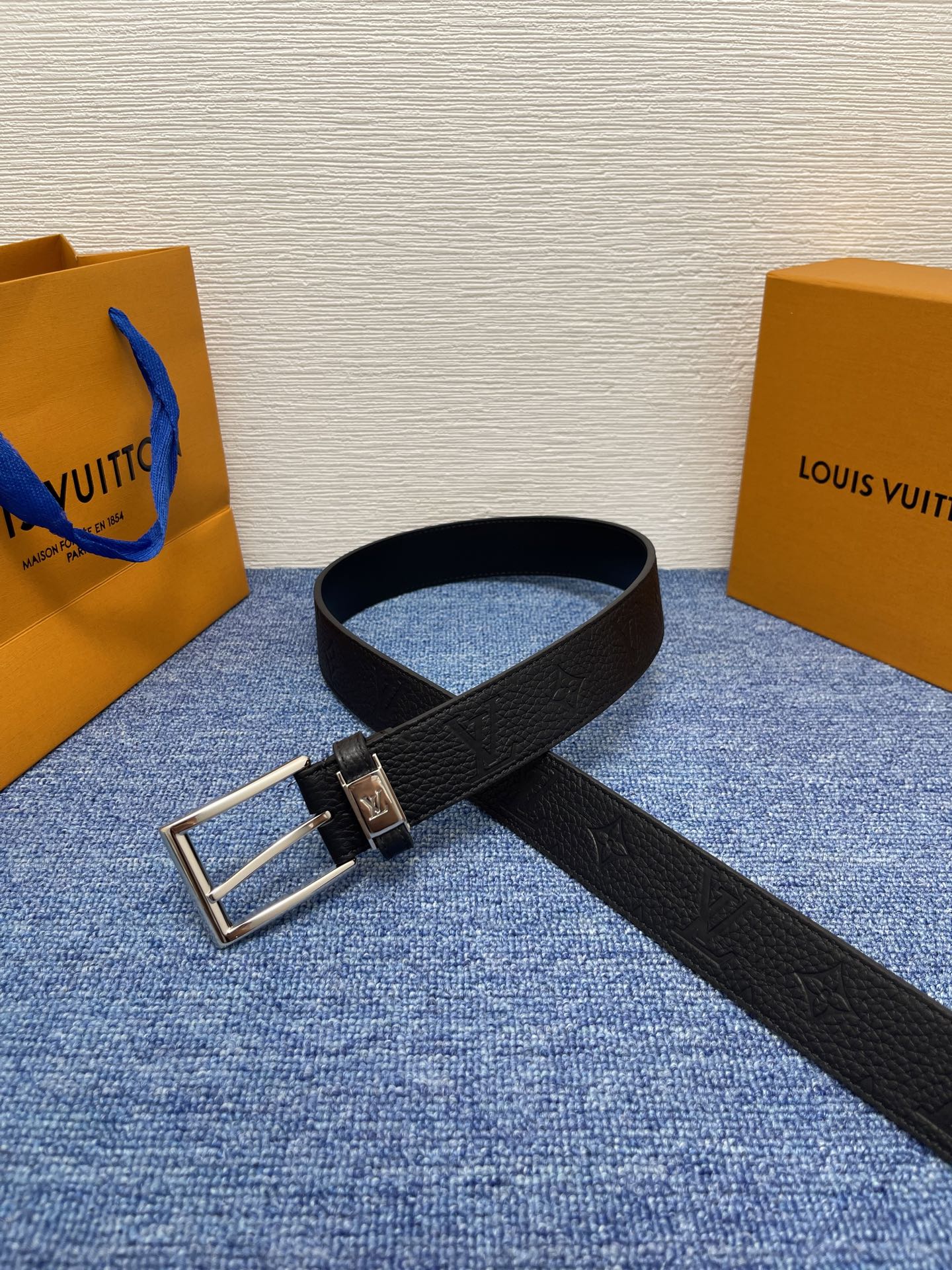 
【LOUIS VUITTON驴牌】：经典原单品质，新款荔枝纹原版平纹底，搭配原单精品针扣，精工制作，细