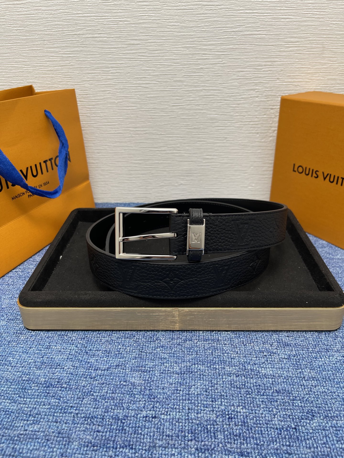 
【LOUIS VUITTON驴牌】：经典原单品质，新款荔枝纹原版平纹底，搭配原单精品针扣，精工制作，细