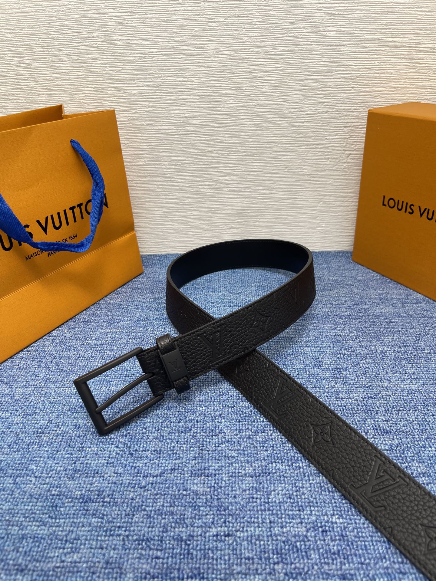 
【LOUIS VUITTON驴牌】：经典原单品质，新款荔枝纹原版平纹底，搭配原单精品针扣，精工制作，细