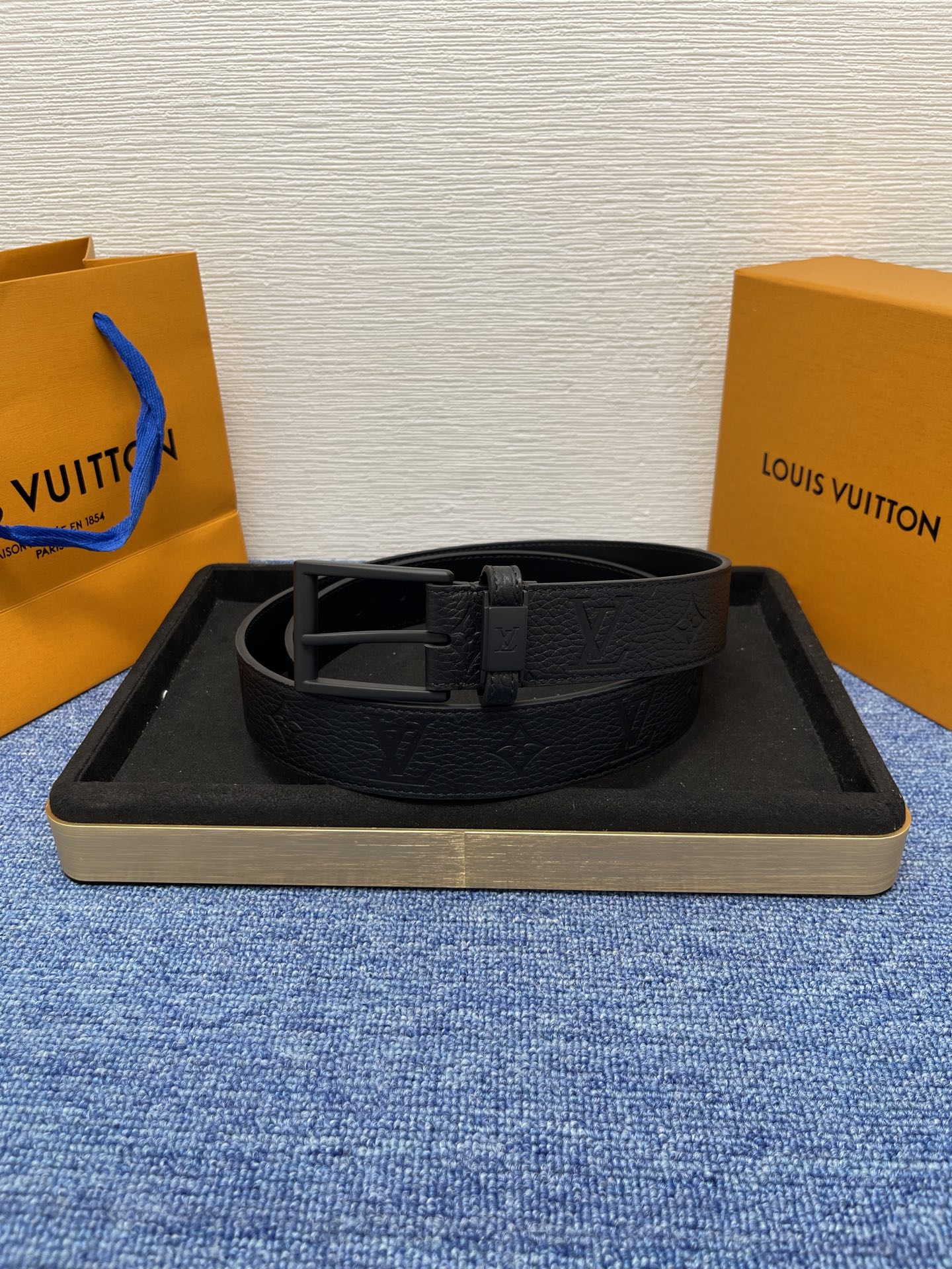 
【LOUIS VUITTON驴牌】：经典原单品质，新款荔枝纹原版平纹底，搭配原单精品针扣，精工制作，细