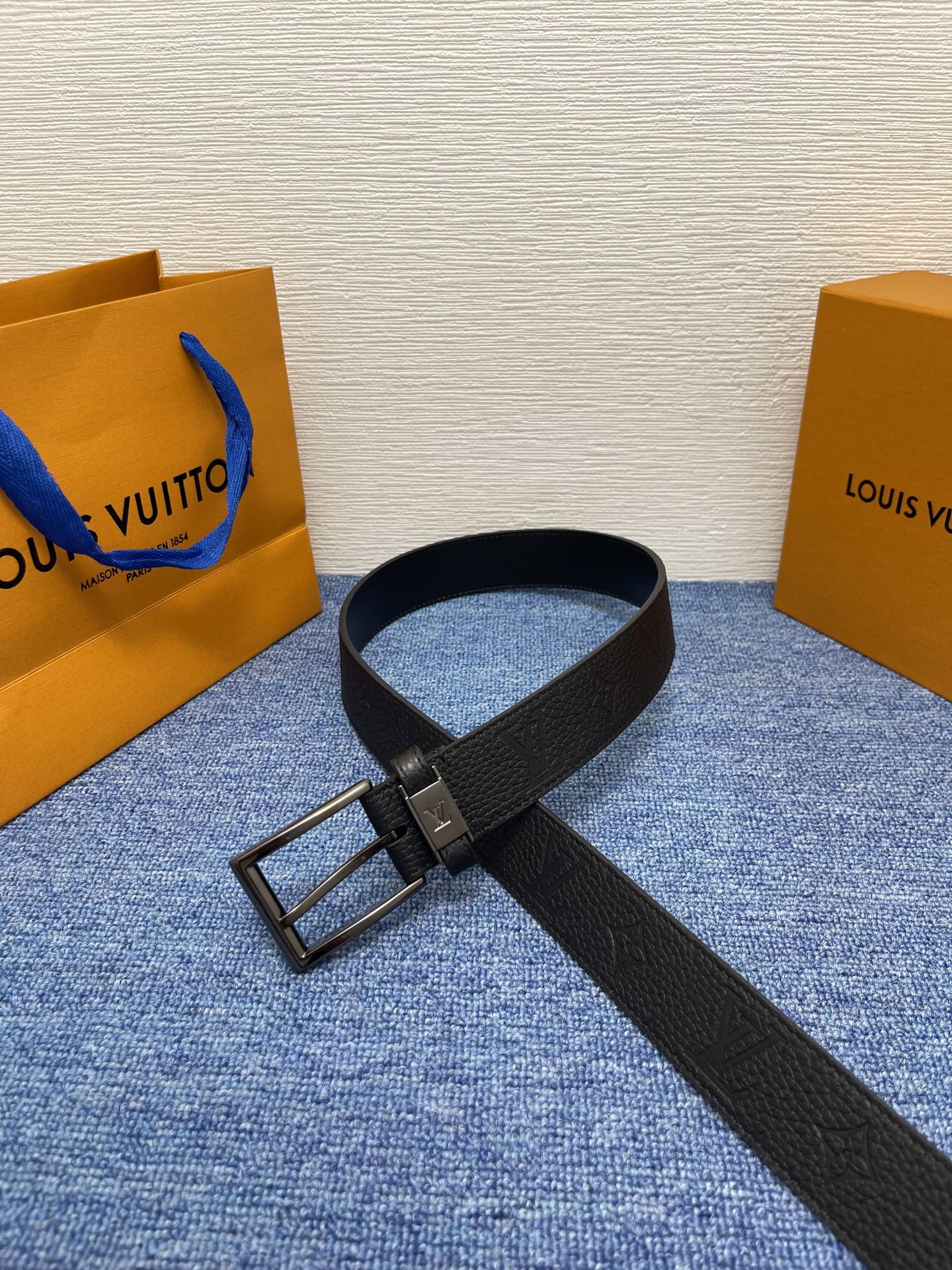 
【LOUIS VUITTON驴牌】：经典原单品质，新款荔枝纹原版平纹底，搭配原单精品针扣，精工制作，细