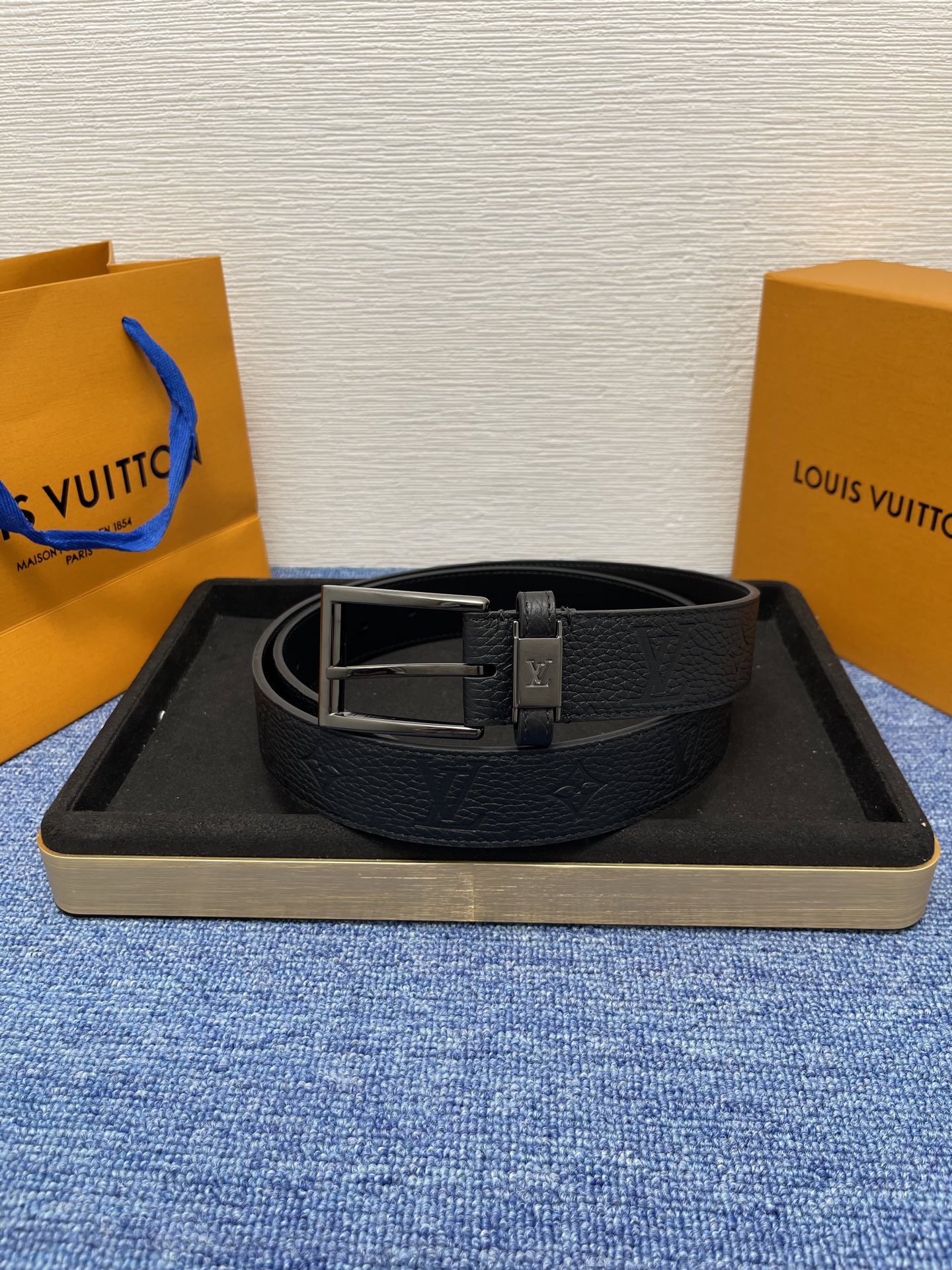 
【LOUIS VUITTON驴牌】：经典原单品质，新款荔枝纹原版平纹底，搭配原单精品针扣，精工制作，细