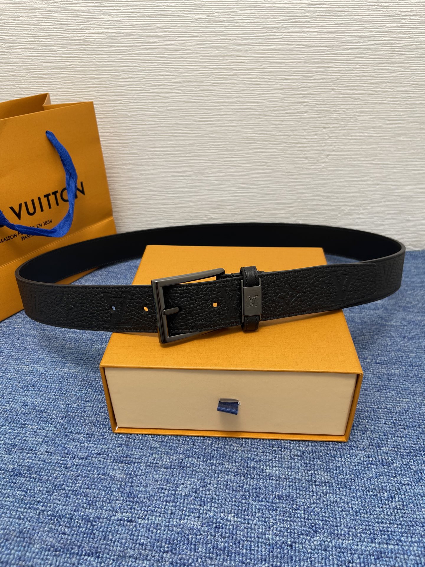 
【LOUIS VUITTON驴牌】：经典原单品质，新款荔枝纹原版平纹底，搭配原单精品针扣，精工制作，细
