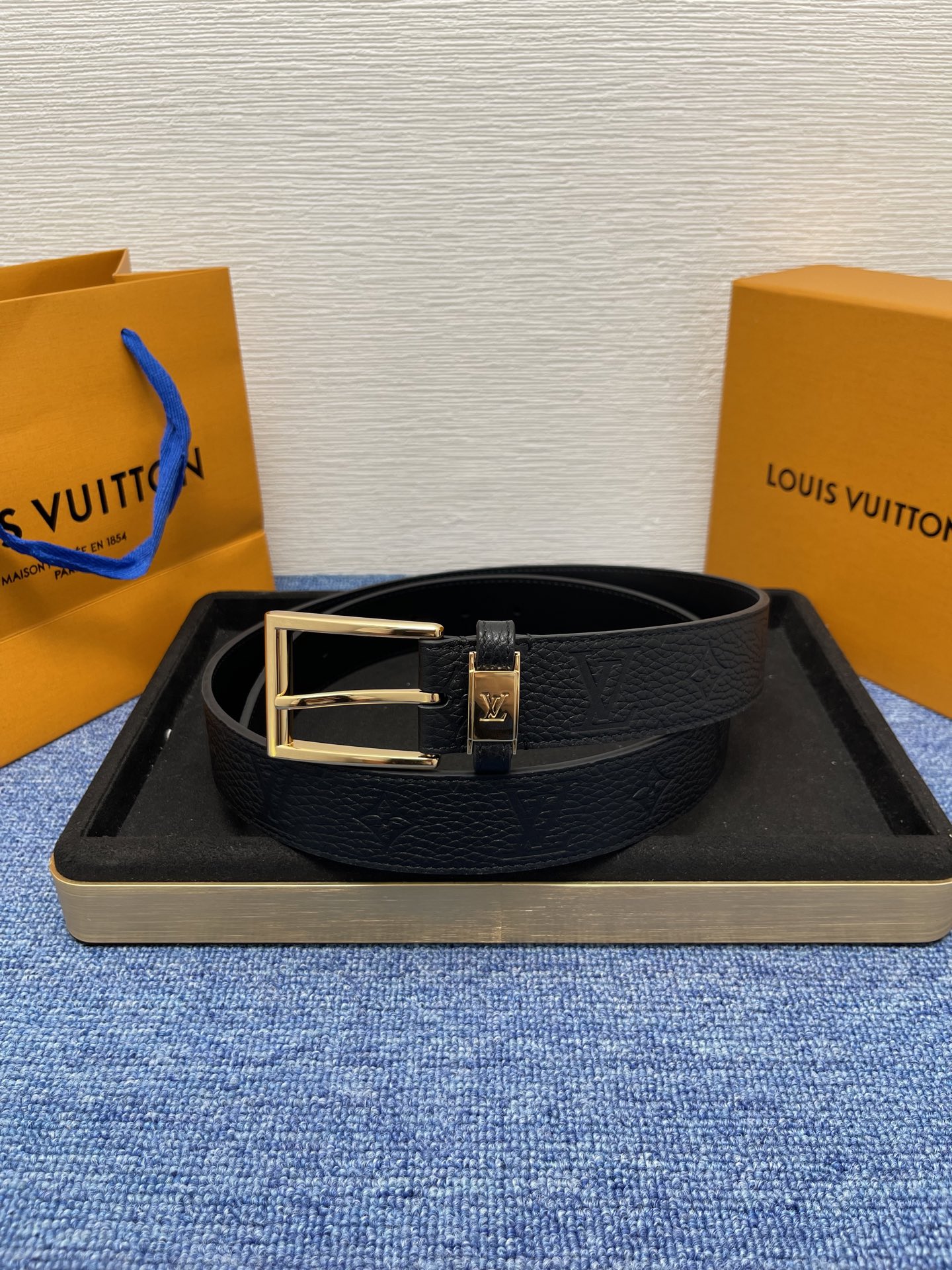 
【LOUIS VUITTON驴牌】：经典原单品质，新款荔枝纹原版平纹底，搭配原单精品针扣，精工制作，细