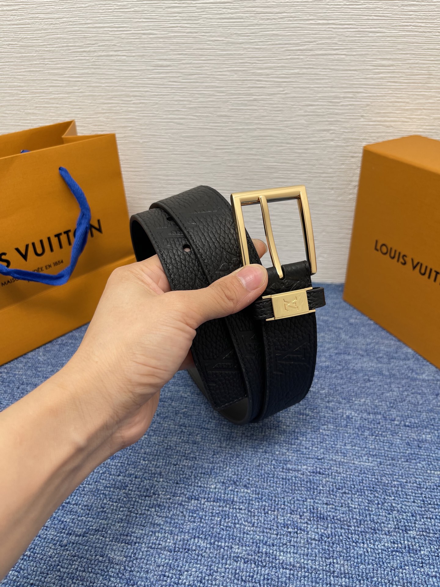 
【LOUIS VUITTON驴牌】：经典原单品质，新款荔枝纹原版平纹底，搭配原单精品针扣，精工制作，细