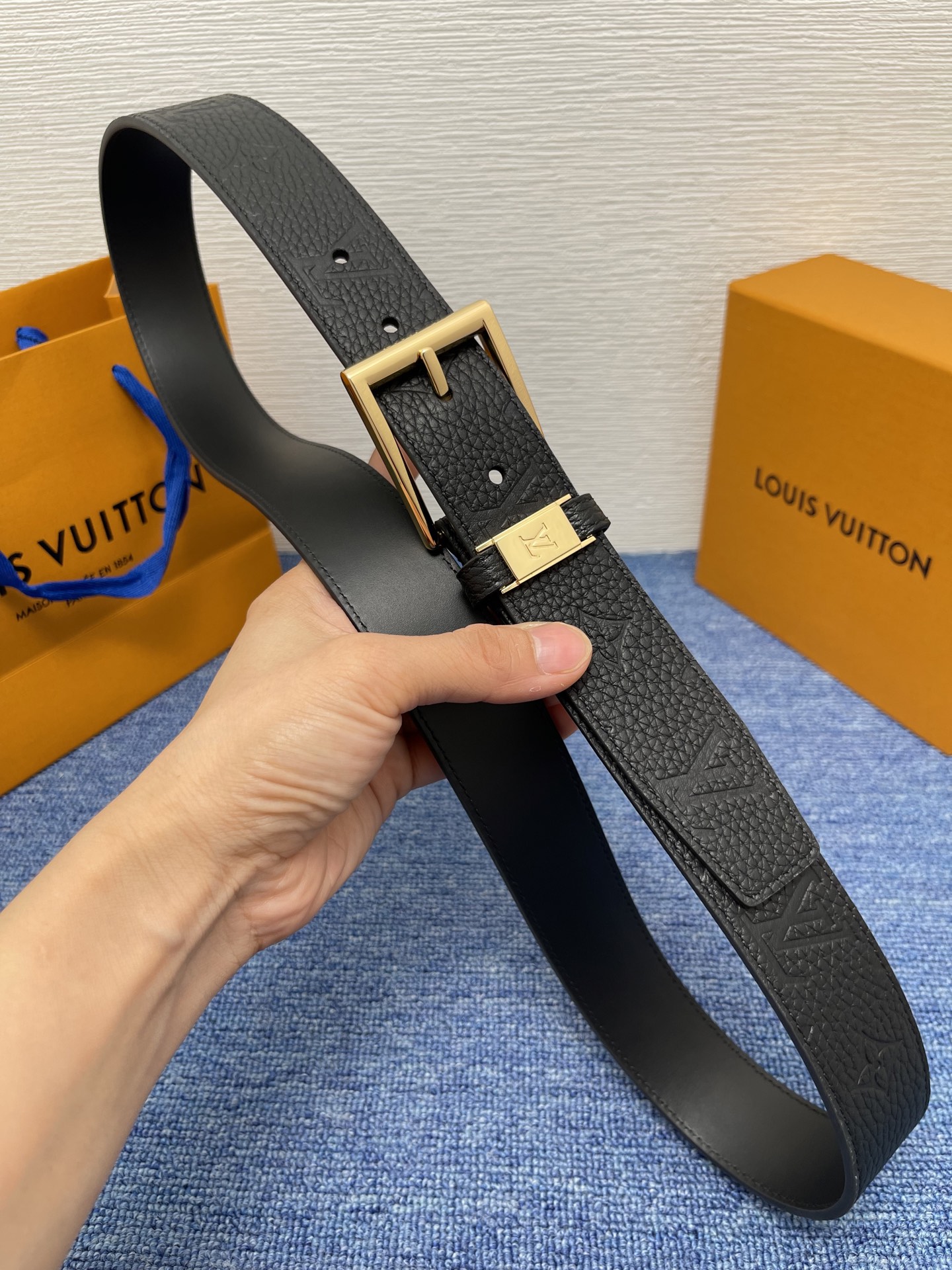 
【LOUIS VUITTON驴牌】：经典原单品质，新款荔枝纹原版平纹底，搭配原单精品针扣，精工制作，细