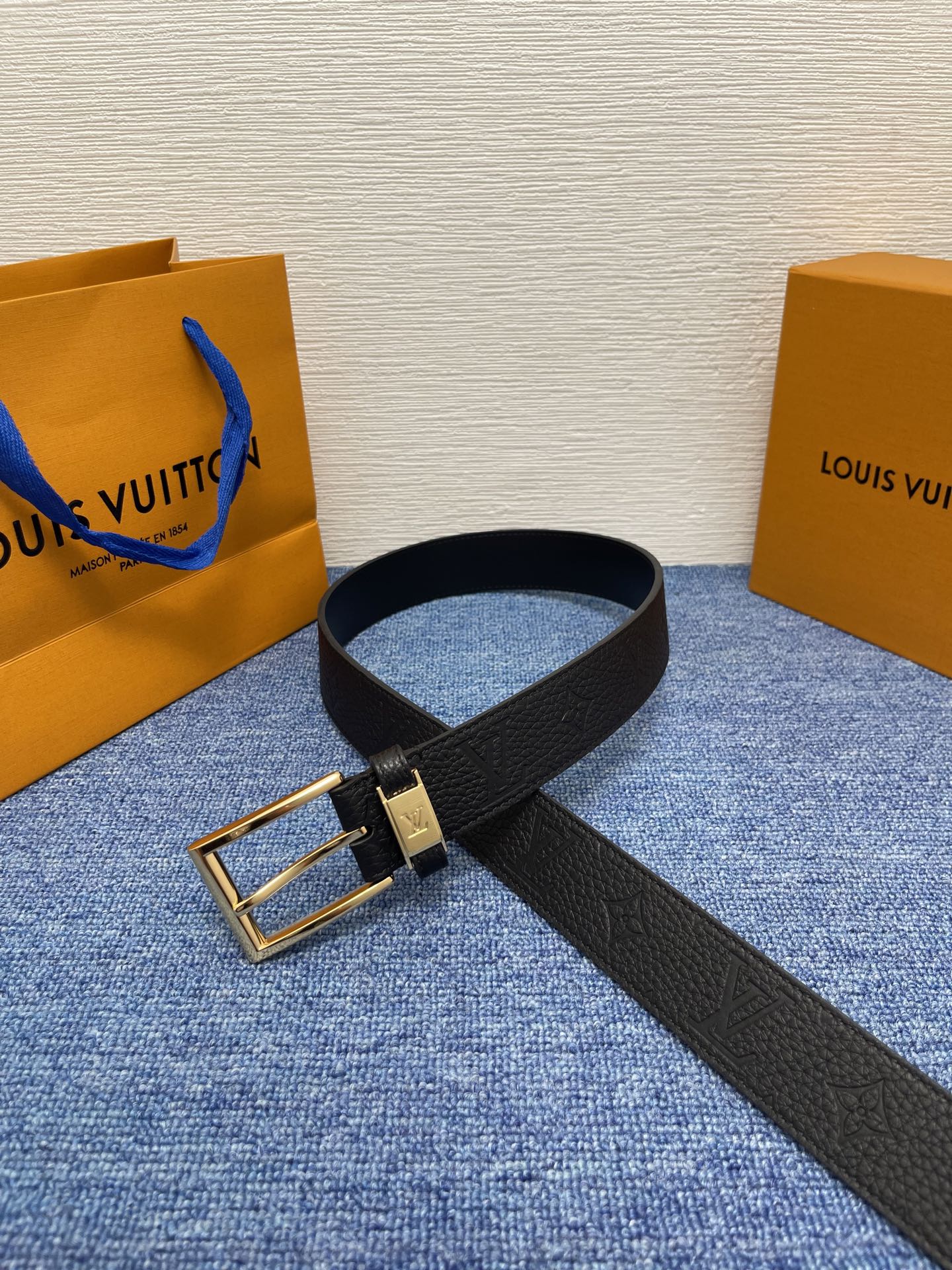 
【LOUIS VUITTON驴牌】：经典原单品质，新款荔枝纹原版平纹底，搭配原单精品针扣，精工制作，细