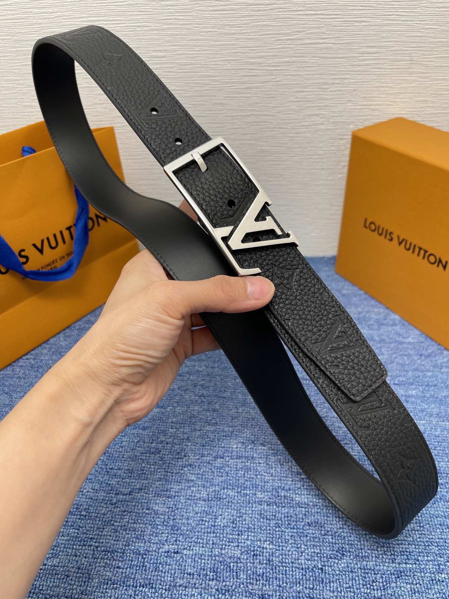 
【LOUIS VUITTON驴牌】：经典原单品质，新款荔枝纹原版平纹底，搭配原单精品针扣，精工制作，细