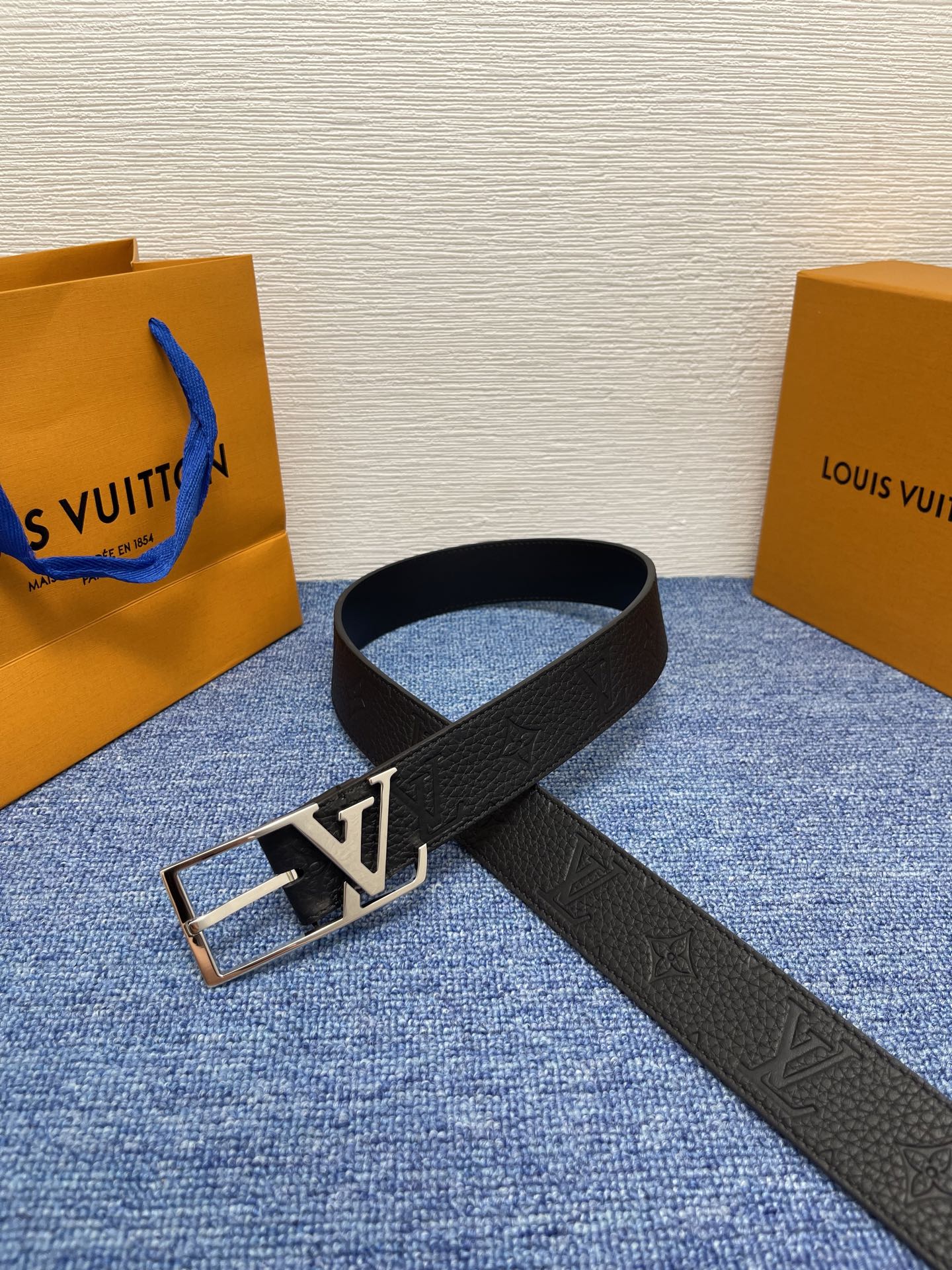 
【LOUIS VUITTON驴牌】：经典原单品质，新款荔枝纹原版平纹底，搭配原单精品针扣，精工制作，细